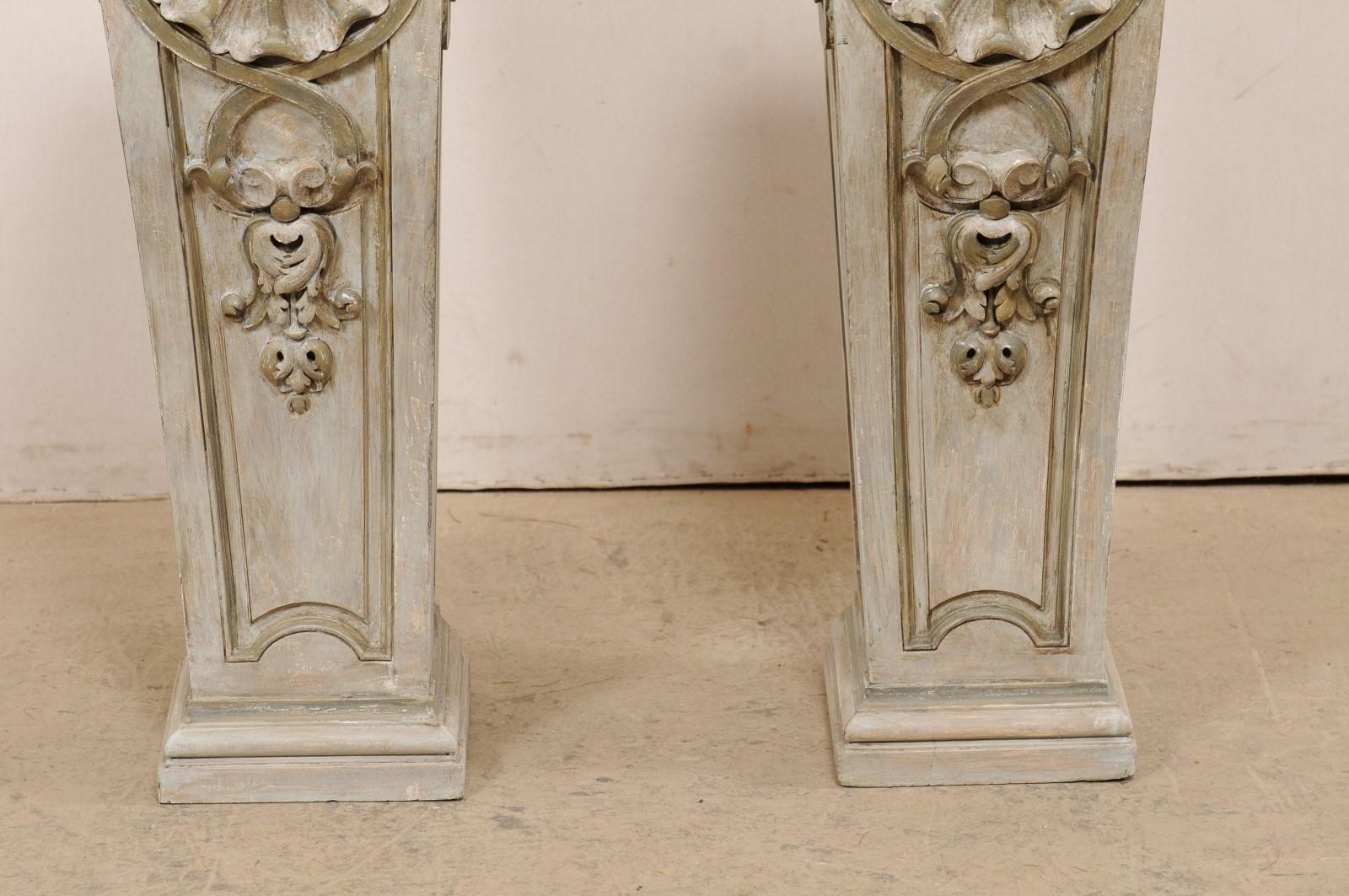 20ième siècle Paire de piédestaux anciens en bois sculpté à motifs de coquillages, de feuillages et de volute en vente