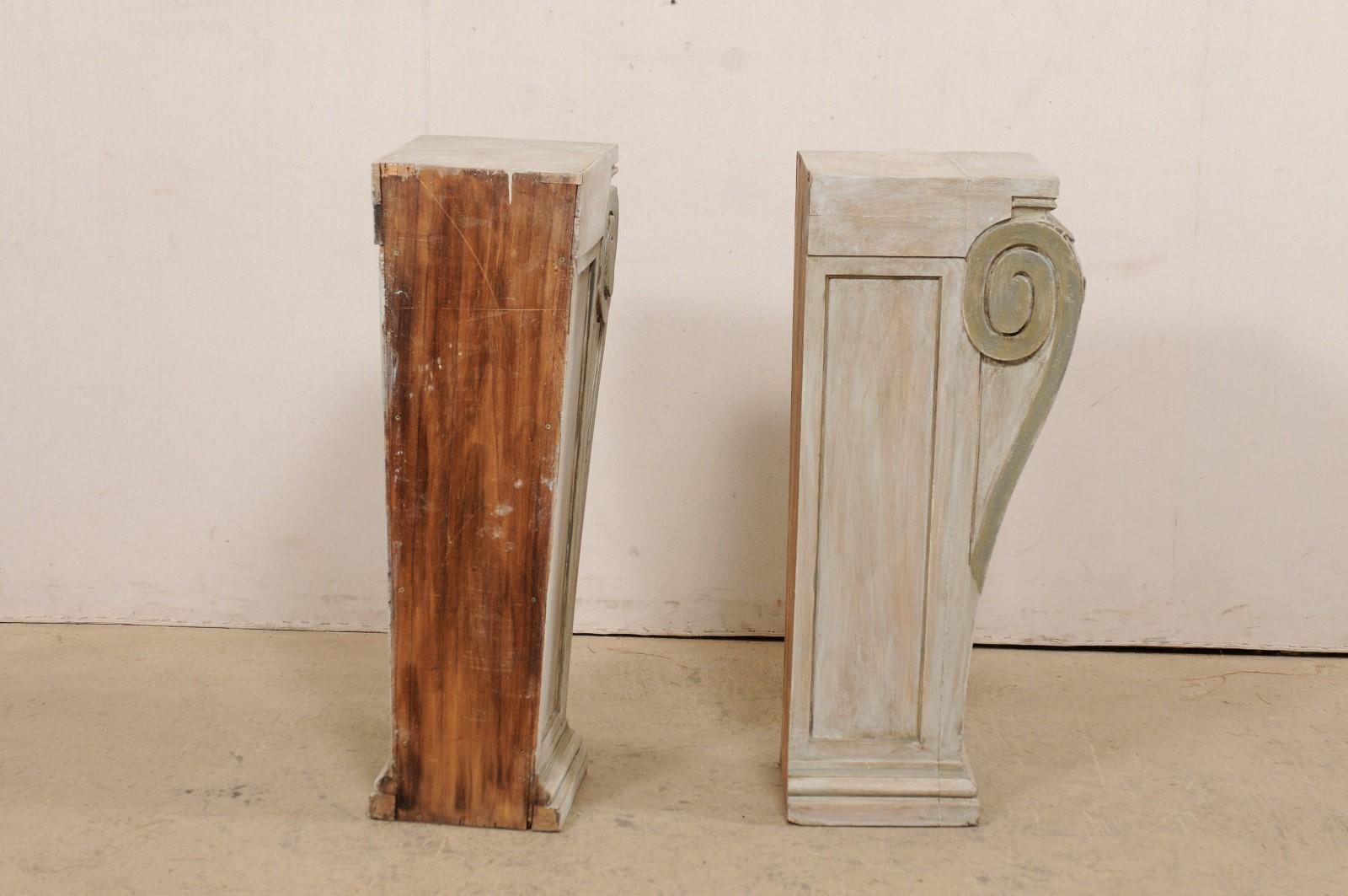 Paar antike geschnitzte Holzsockel mit Muschel-, Laub- und Volute-Motiv im Angebot 1