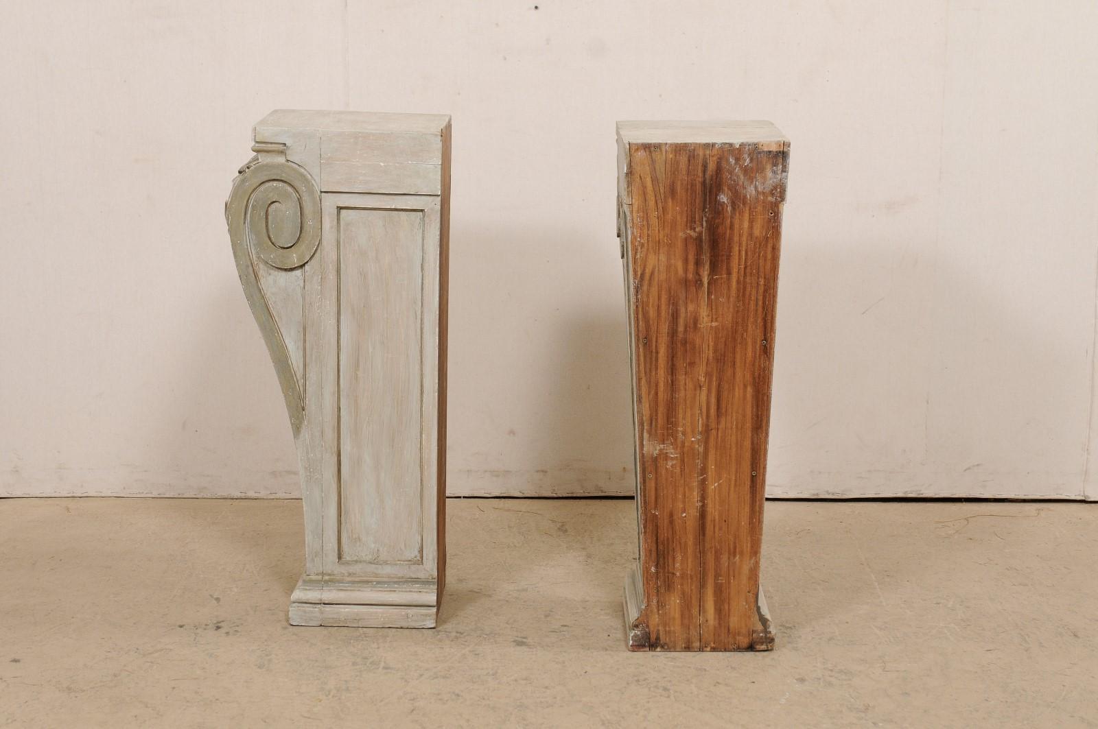 Paar antike geschnitzte Holzsockel mit Muschel-, Laub- und Volute-Motiv im Angebot 2