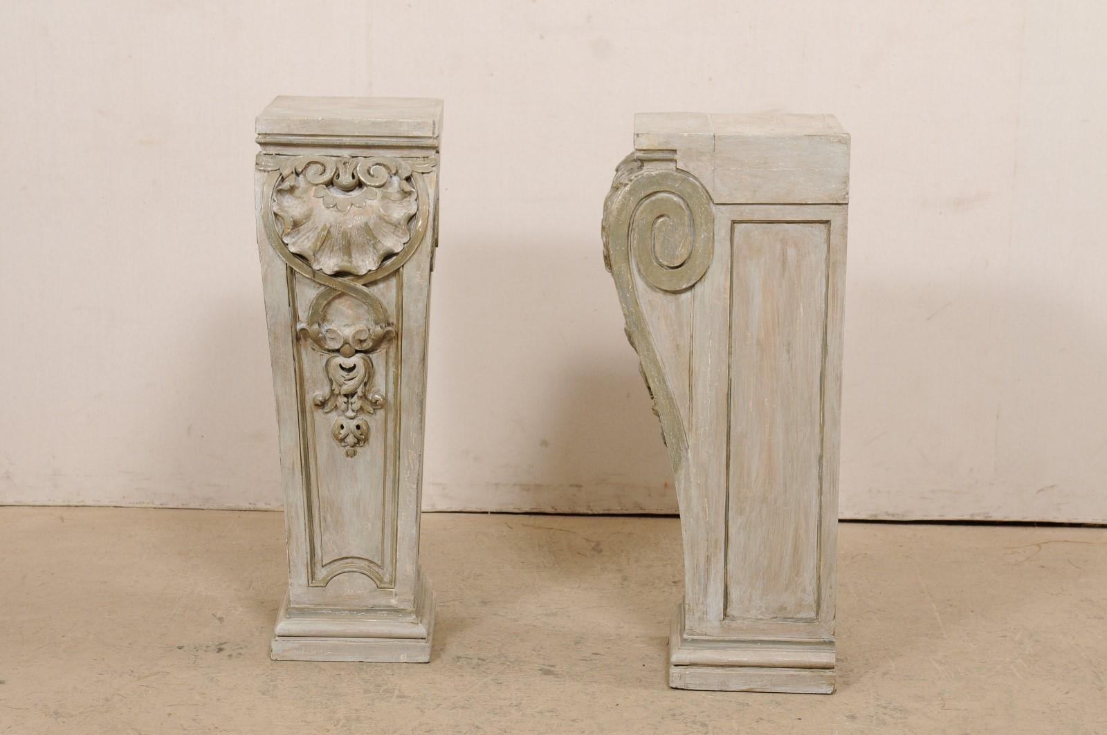 Paar antike geschnitzte Holzsockel mit Muschel-, Laub- und Volute-Motiv im Angebot 3