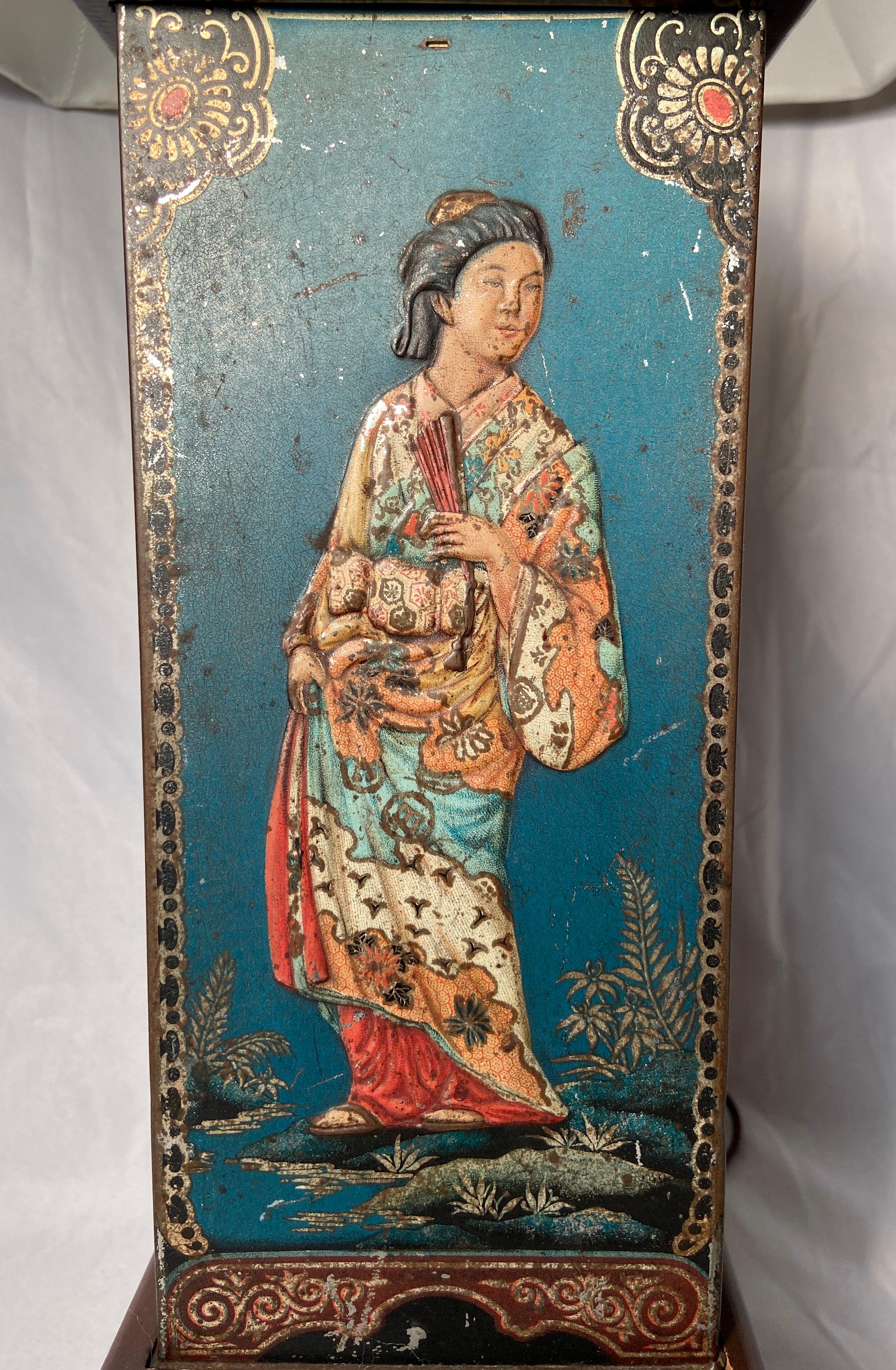 Inconnu Paire de lampes anciennes en bois sculpté et en tôle avec des scènes chinoises peintes à la main, vers 1900 en vente