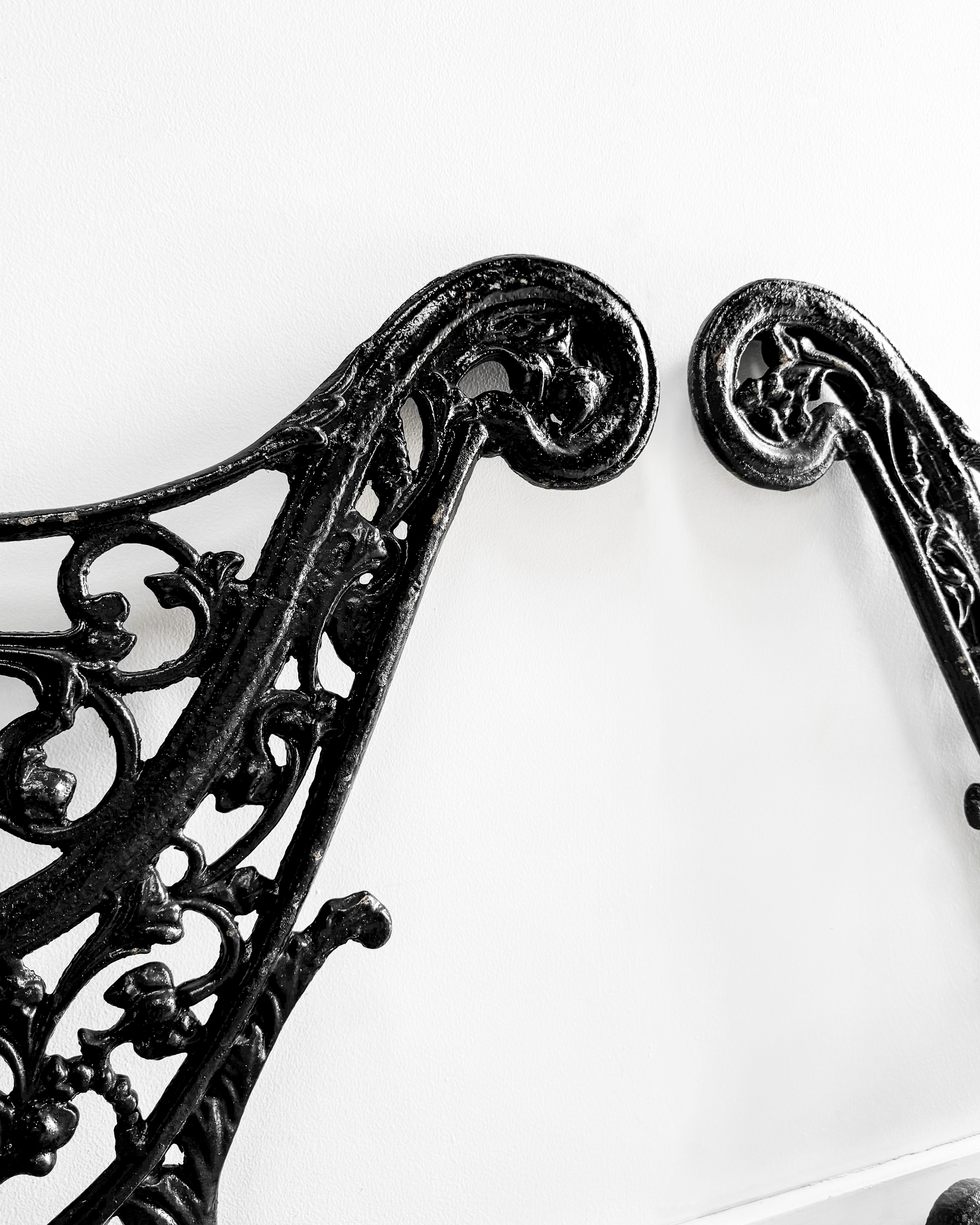 (Pair) Antique Cast Iron Victorian Garden Bench Ends In Good Condition For Sale In Mckinney, TX
