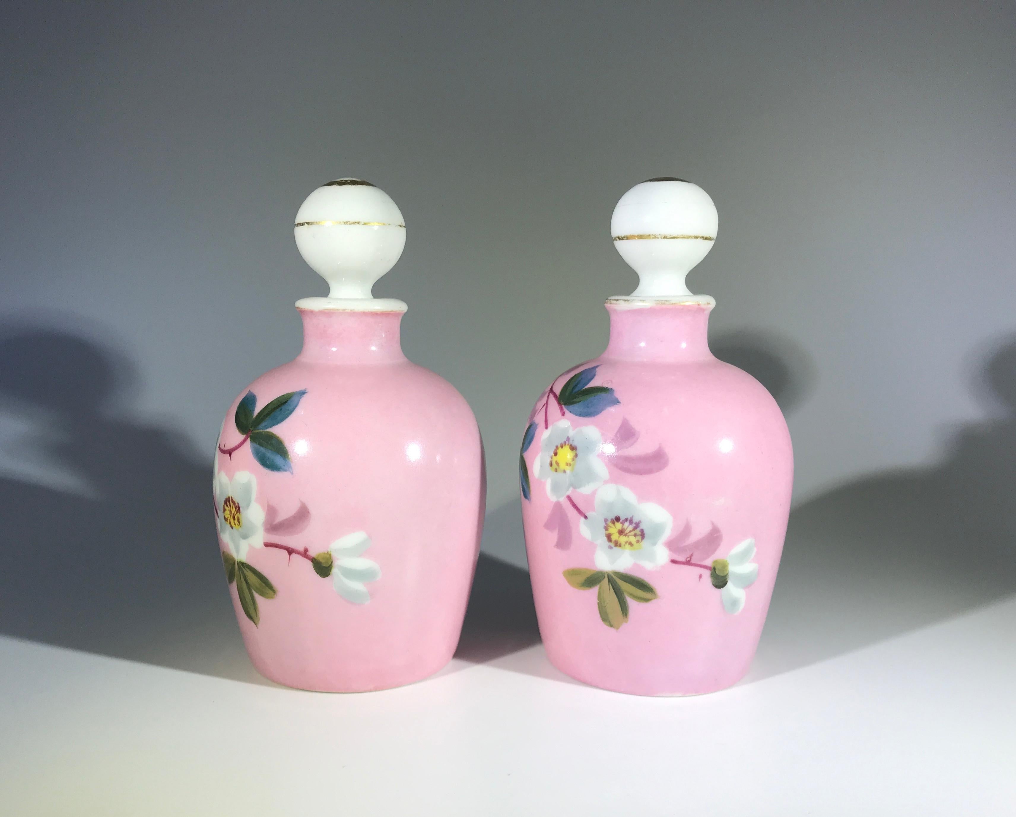 Français Paire de flacons de parfum anciens en porcelaine fleuri Haviland de Limoges de Charles Fields en vente