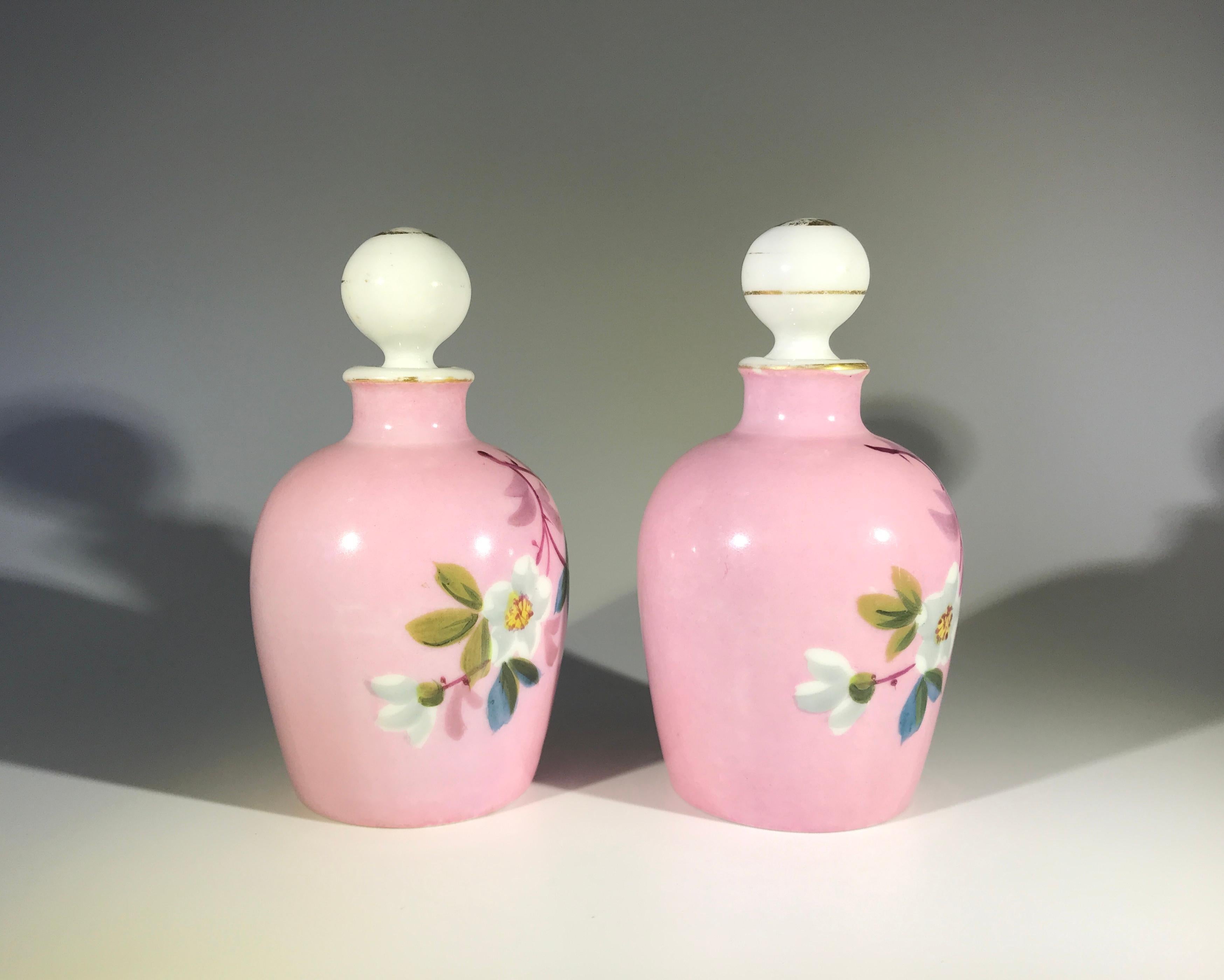Paire de flacons de parfum anciens en porcelaine fleuri Haviland de Limoges de Charles Fields Bon état - En vente à Rothley, Leicestershire
