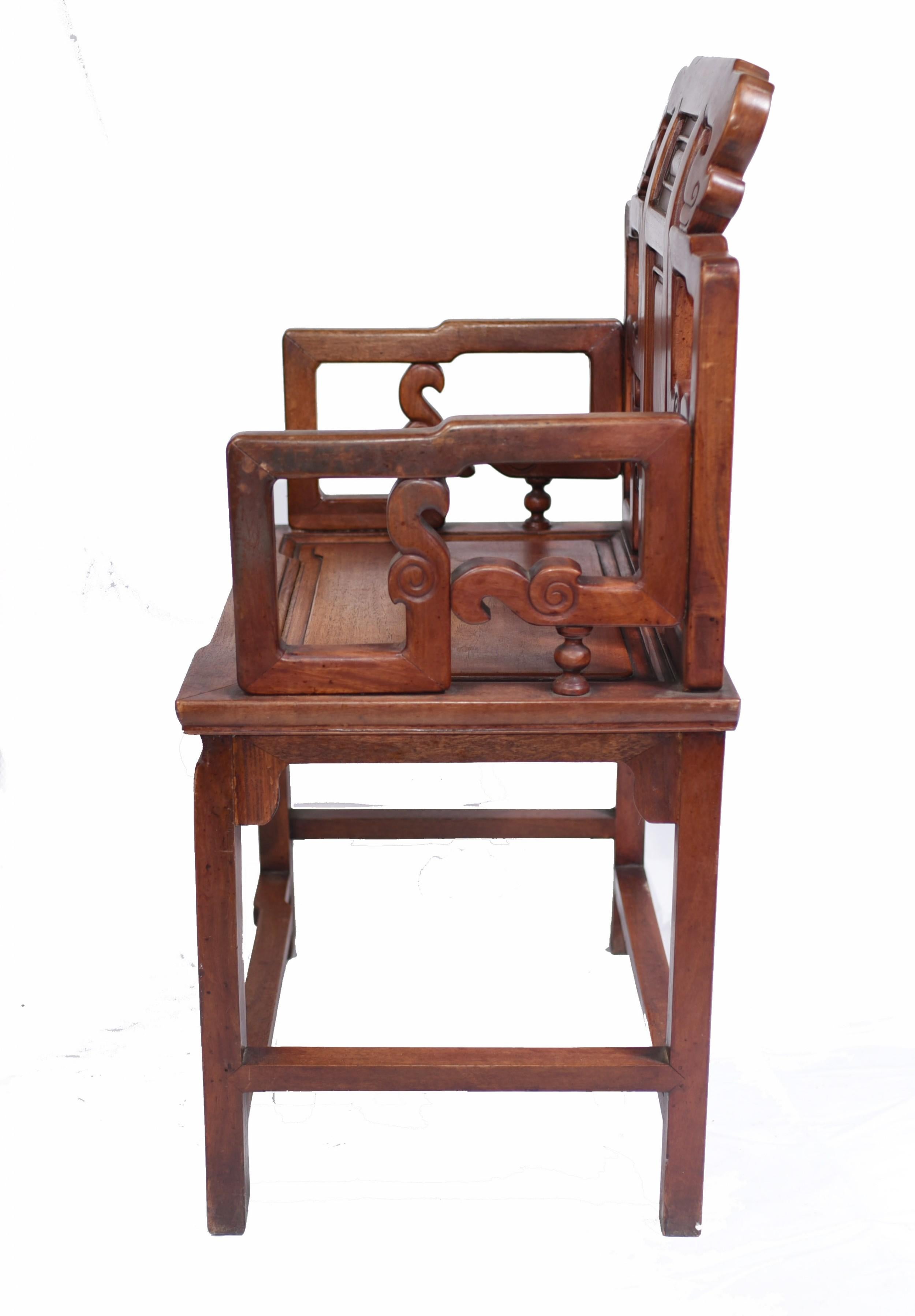Paire de fauteuils chinois anciens en bois de feuillus - Intérieurs de sièges en vente 1