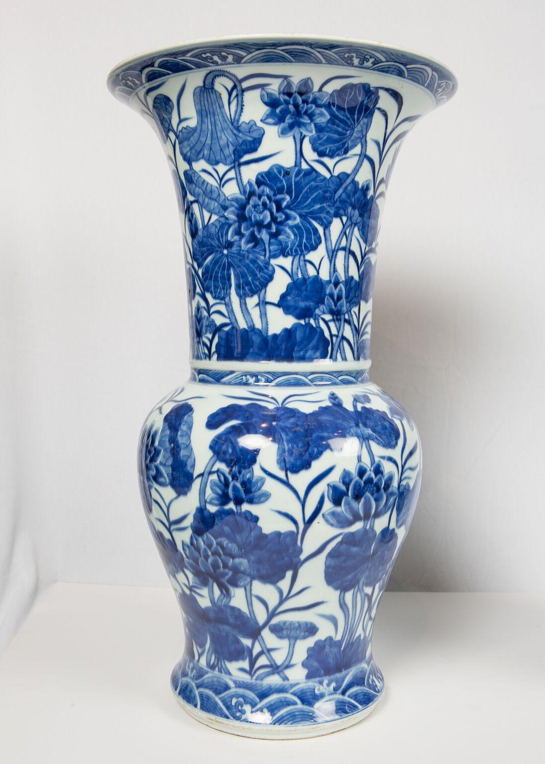 Porcelaine Paire de vases anciens en porcelaine bleue et blanche dynastie Qing 19ème siècle