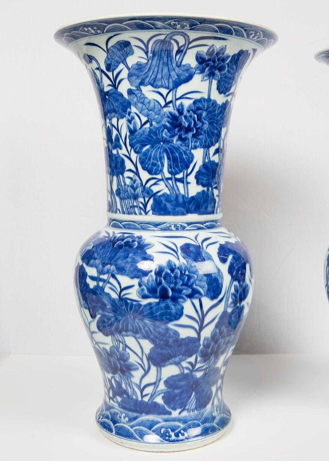 Paire de vases anciens en porcelaine bleue et blanche dynastie Qing 19ème siècle 1