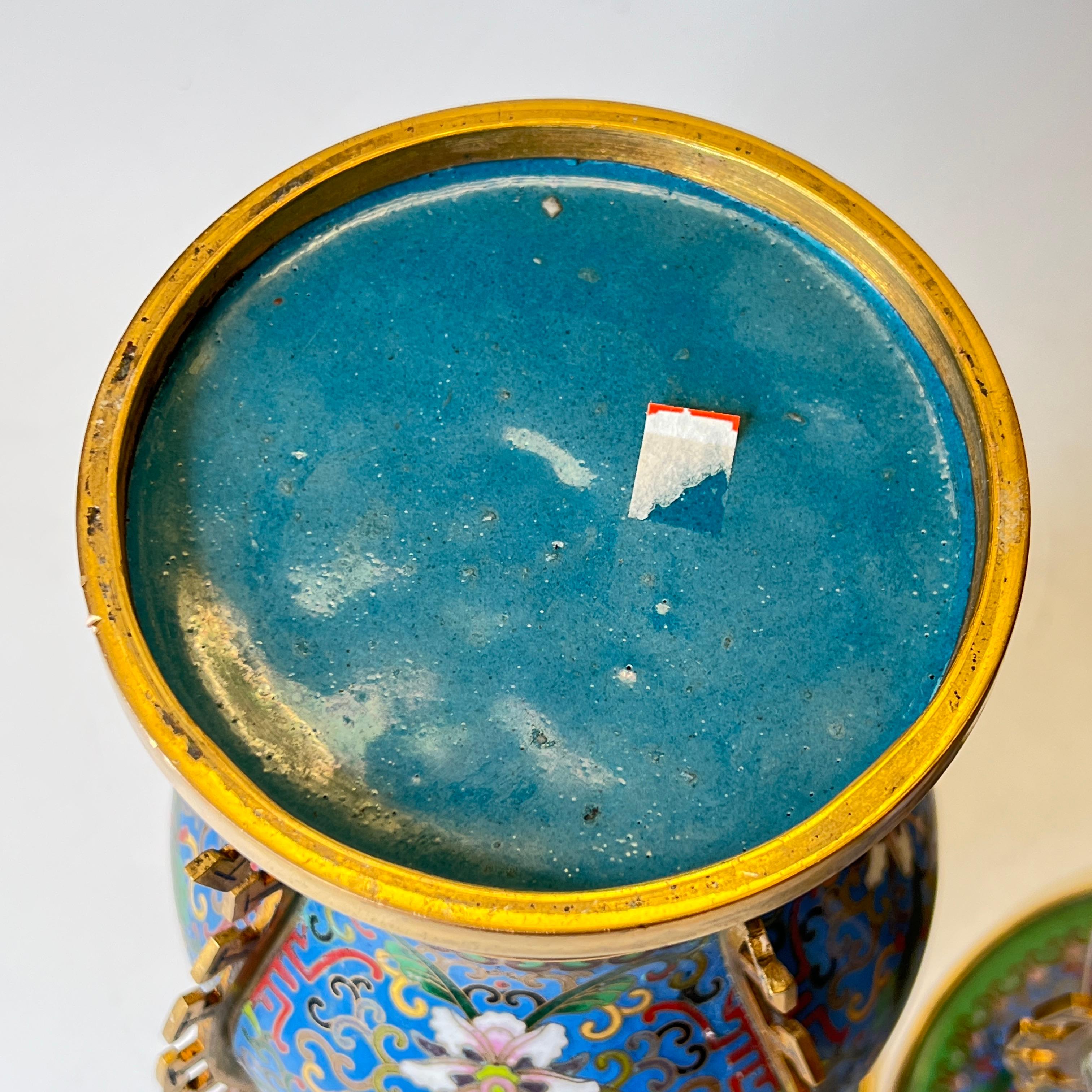 Paar antike chinesische blaue Cloisonné-Vasen im Angebot 3