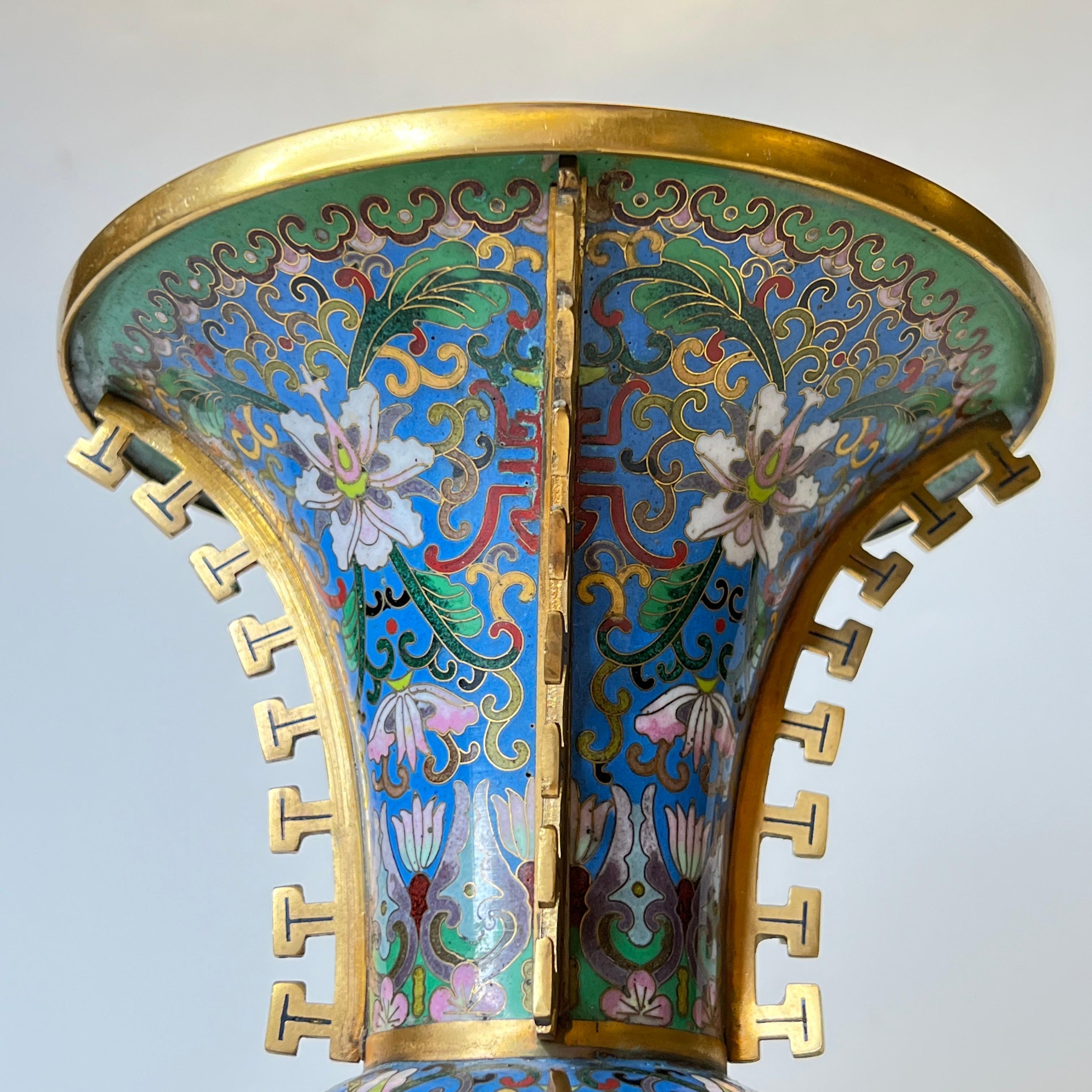 Paar antike chinesische blaue Cloisonné-Vasen im Angebot 5