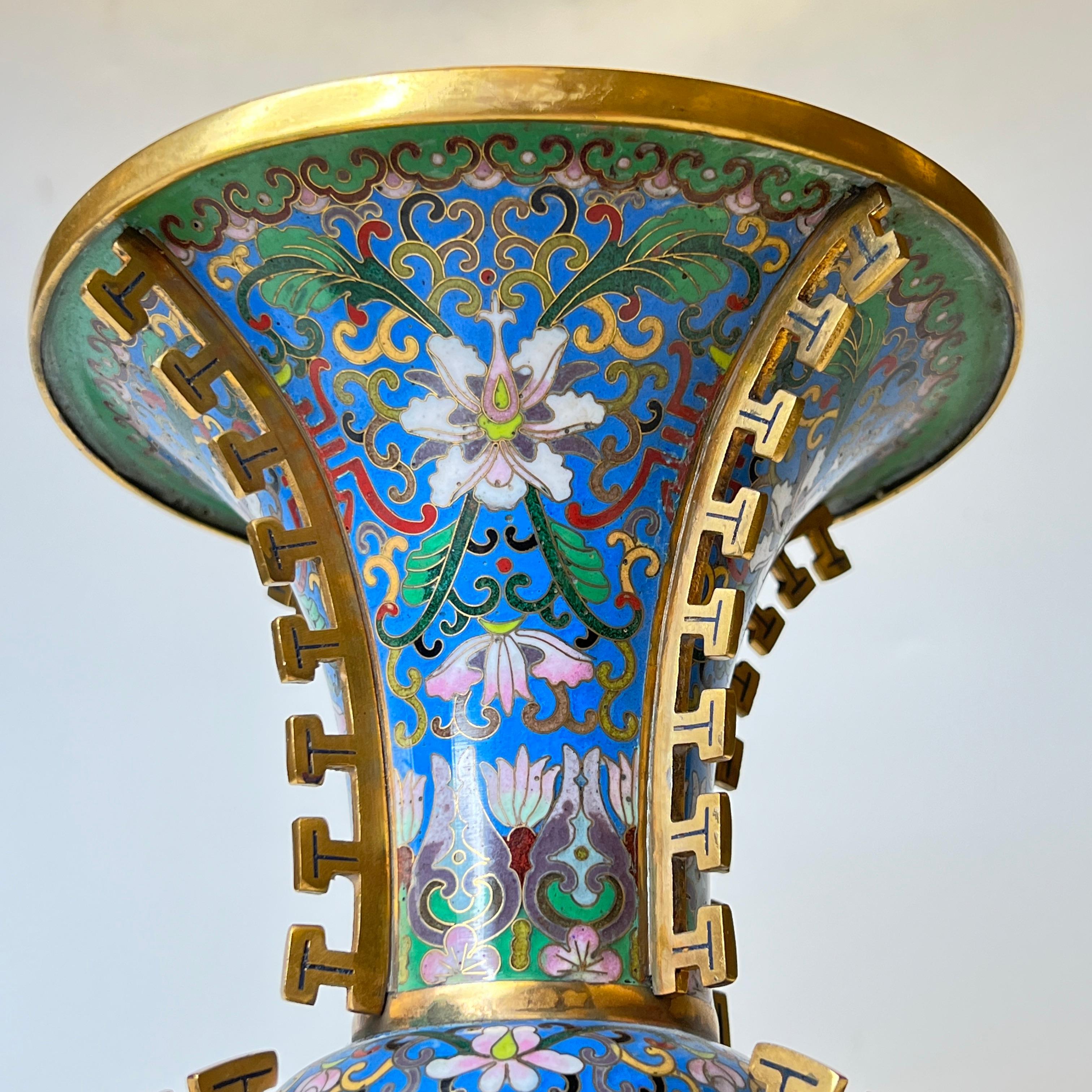 Paar antike chinesische blaue Cloisonné-Vasen im Angebot 6