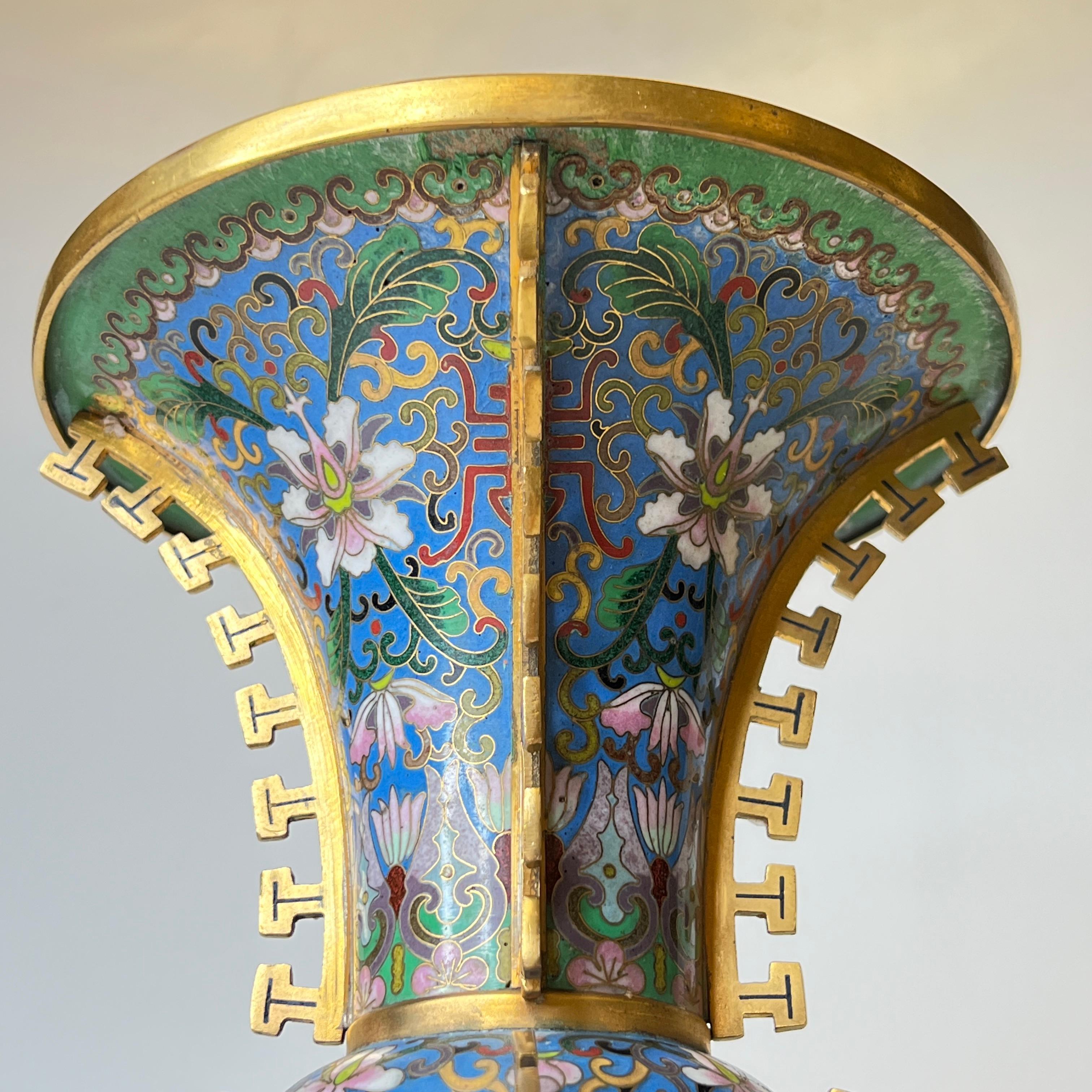 Paar antike chinesische blaue Cloisonné-Vasen im Angebot 7