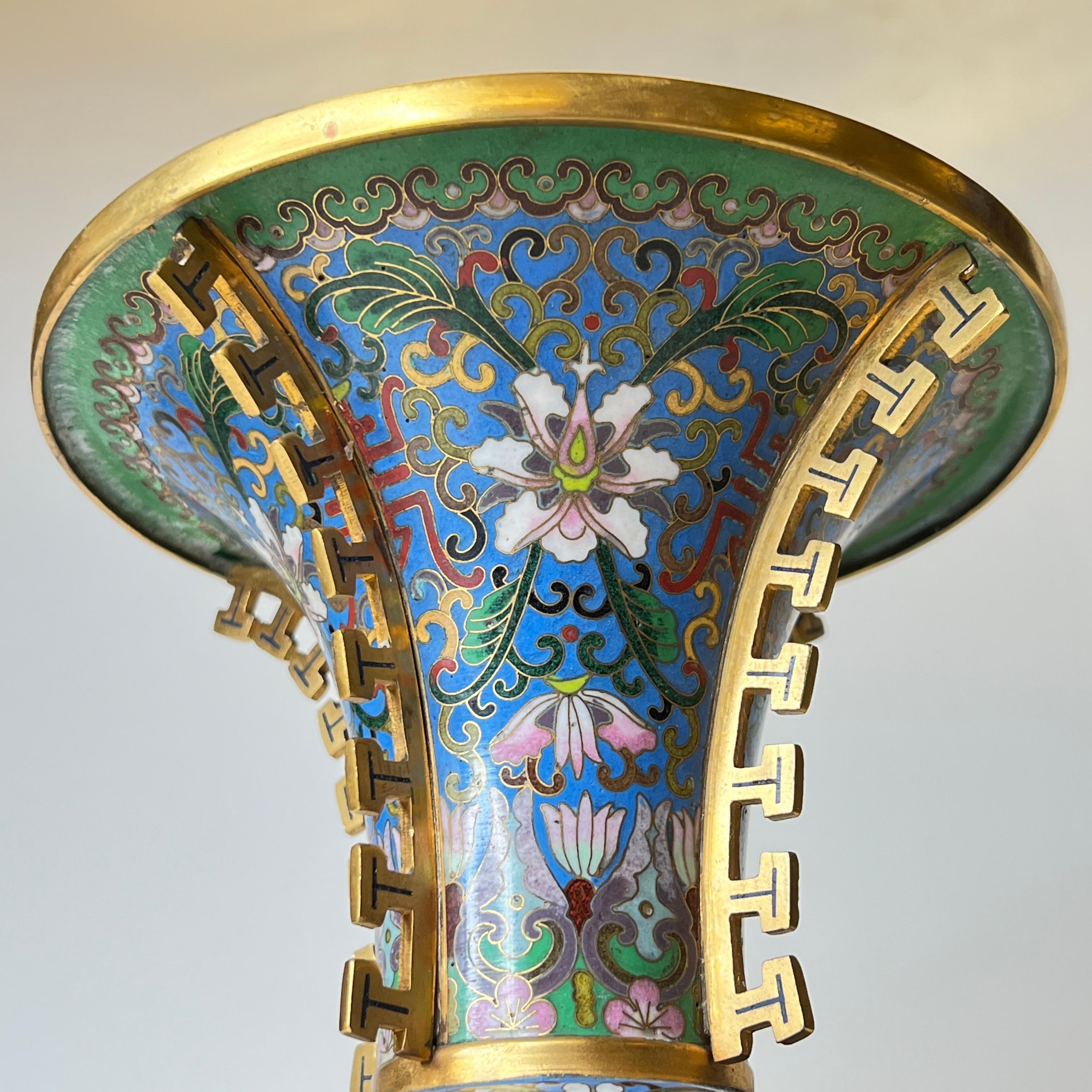Paar antike chinesische blaue Cloisonné-Vasen im Angebot 8