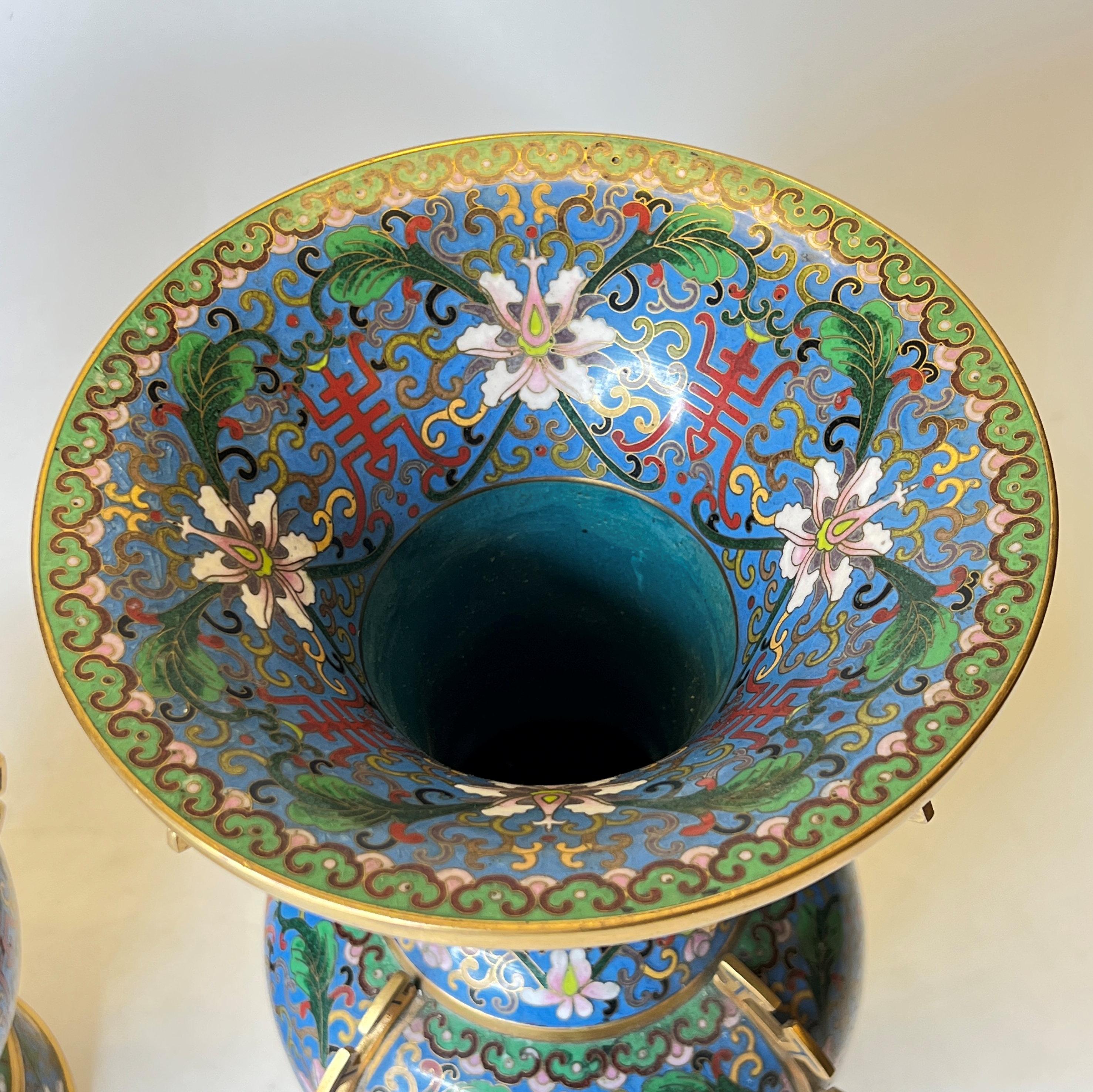 Paar antike chinesische blaue Cloisonné-Vasen (Chinesisch) im Angebot