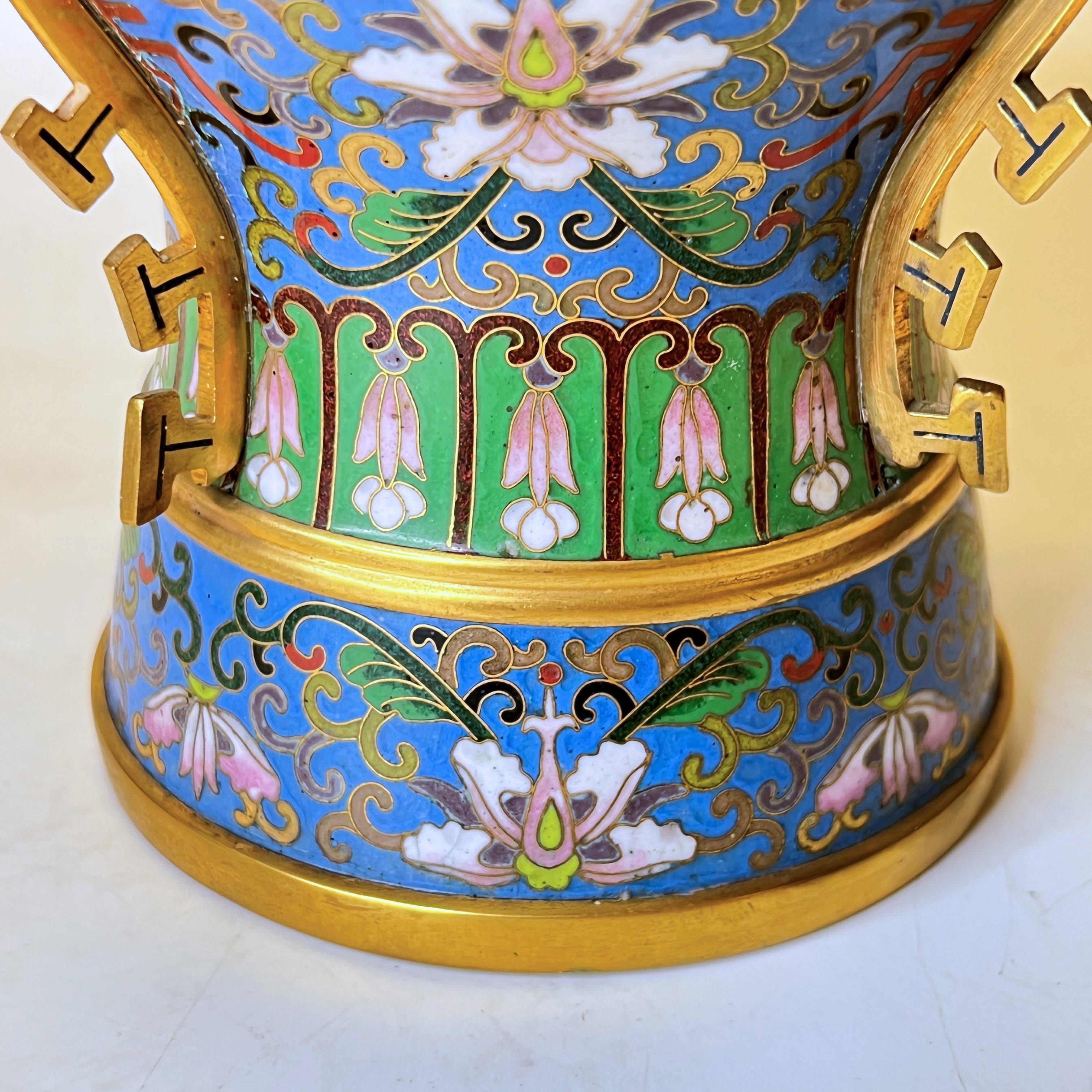 Pareja de jarrones chinos antiguos de cloisonné azul en Bueno estado para la venta en New York, NY