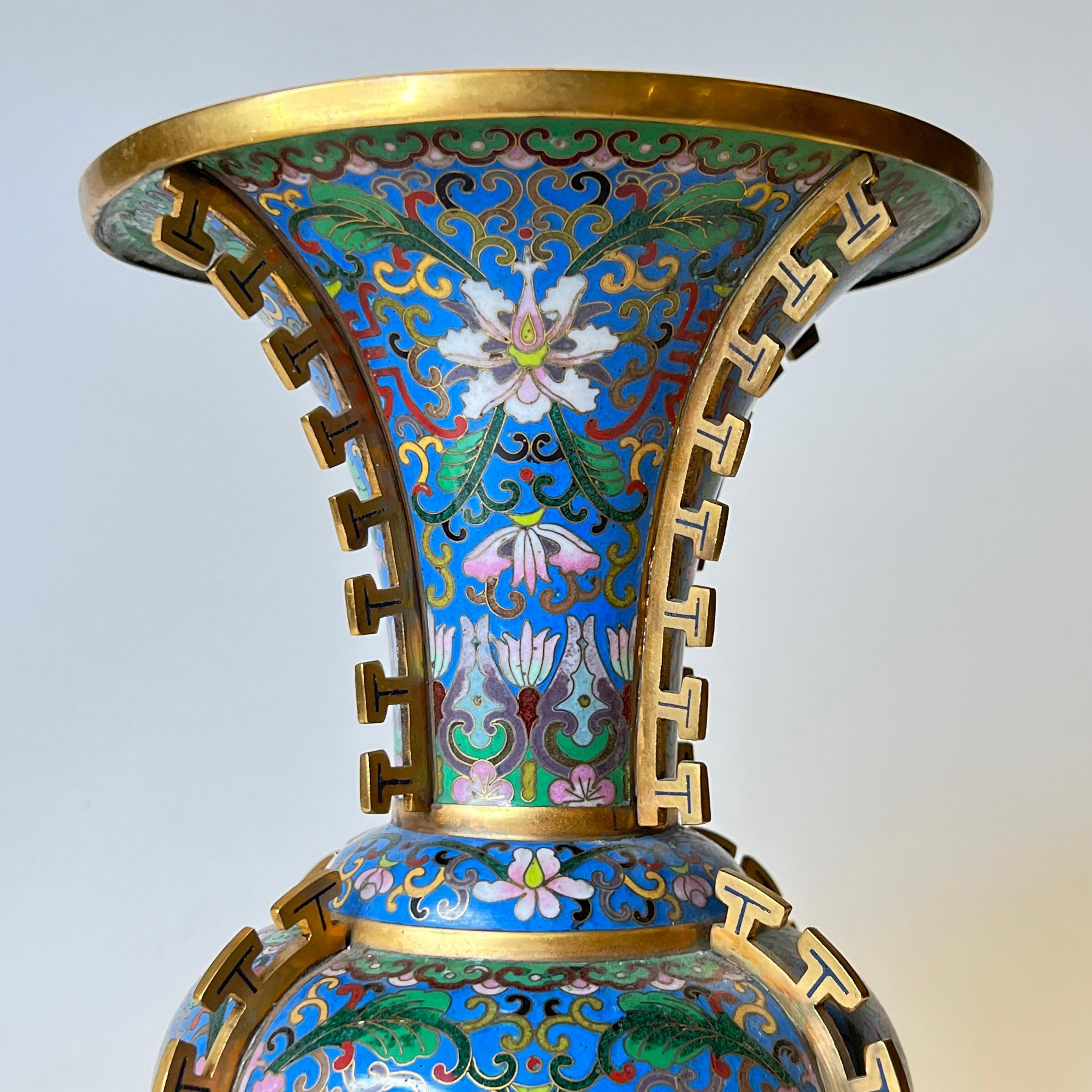 Paar antike chinesische blaue Cloisonné-Vasen im Angebot 1