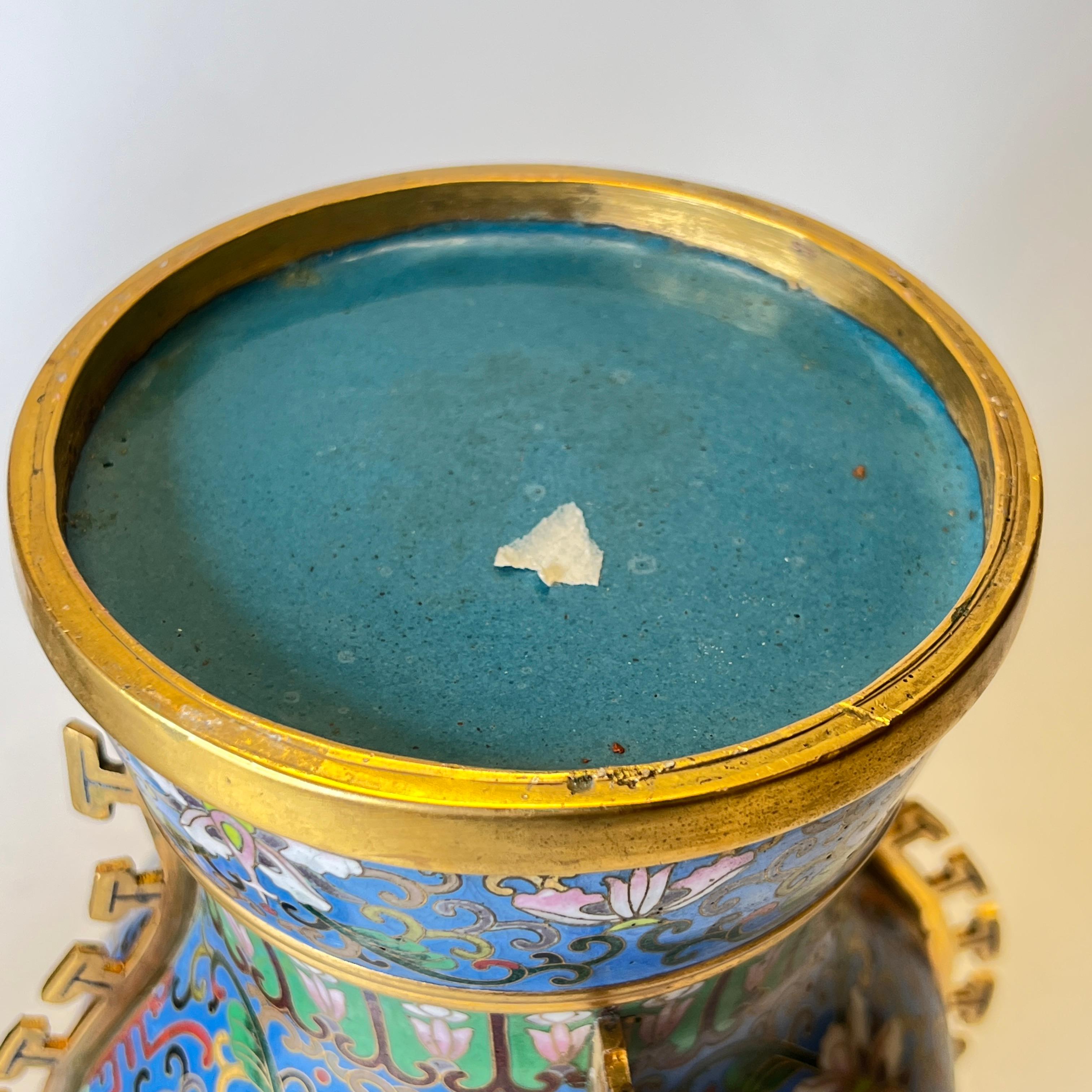 Paar antike chinesische blaue Cloisonné-Vasen im Angebot 2