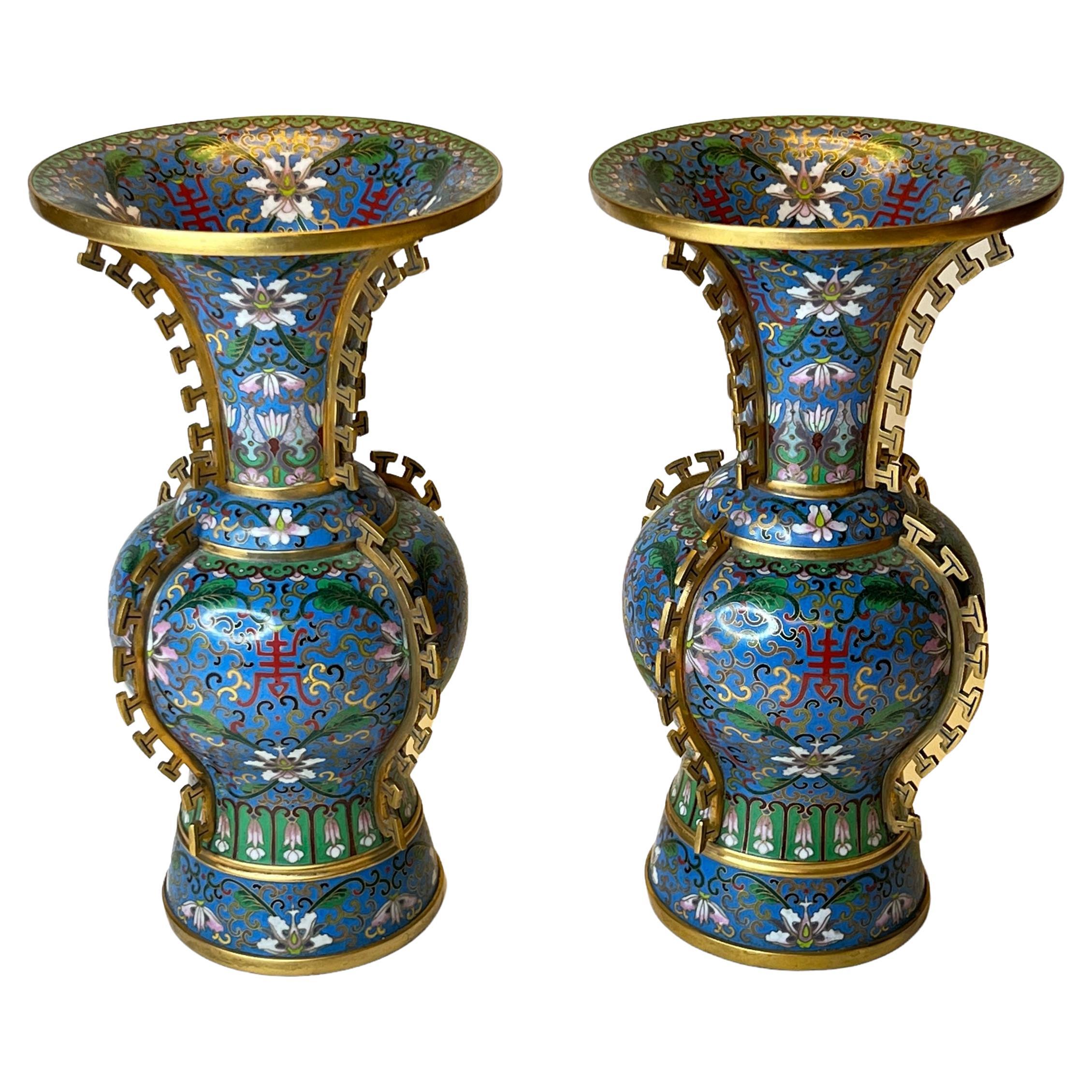 Paire de vases chinois anciens en cloisonné bleu