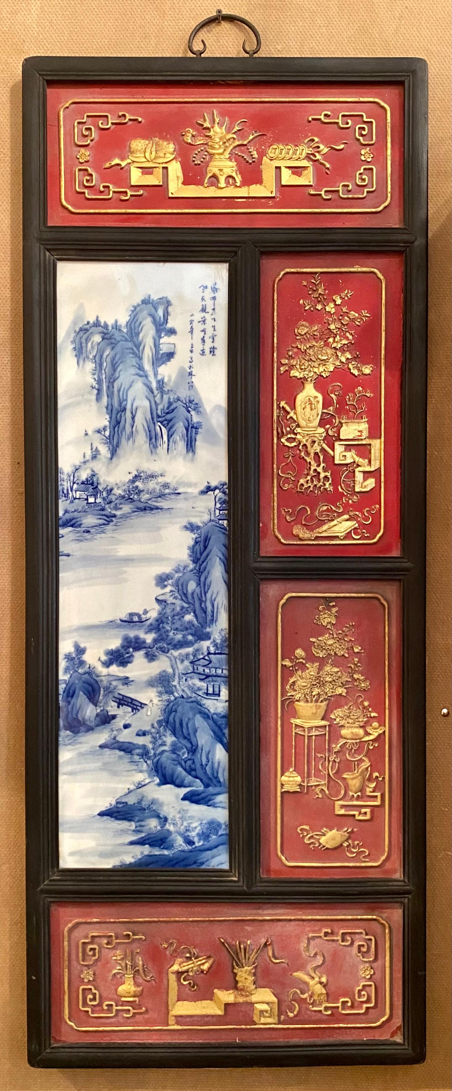 Paire de panneaux muraux chinois anciens en bois peint en rouge et or avec des plaques en porcelaine bleue et blanche, Circa 1890-1910.