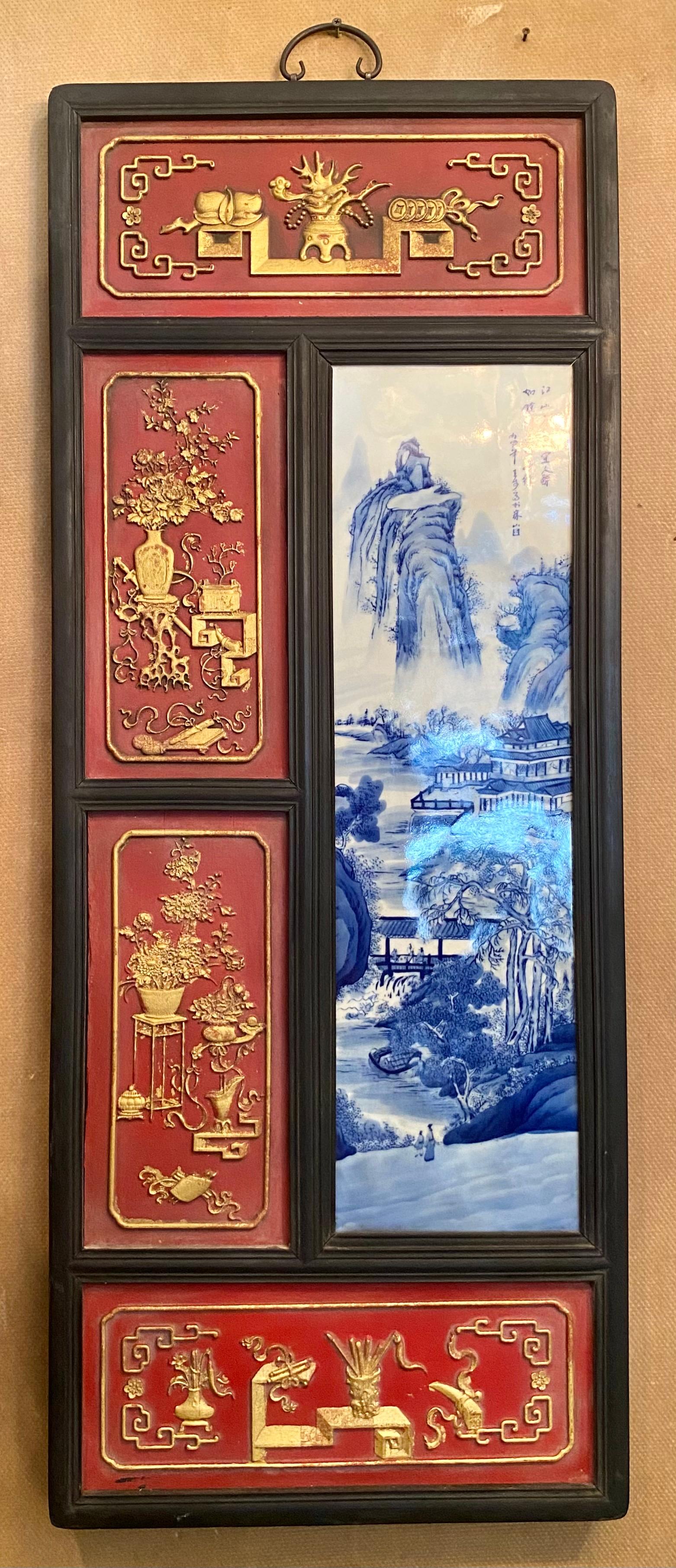 Chinois Paire de panneaux muraux chinois anciens en porcelaine bleue et blanche et bois peint datant d'environ 1890 en vente