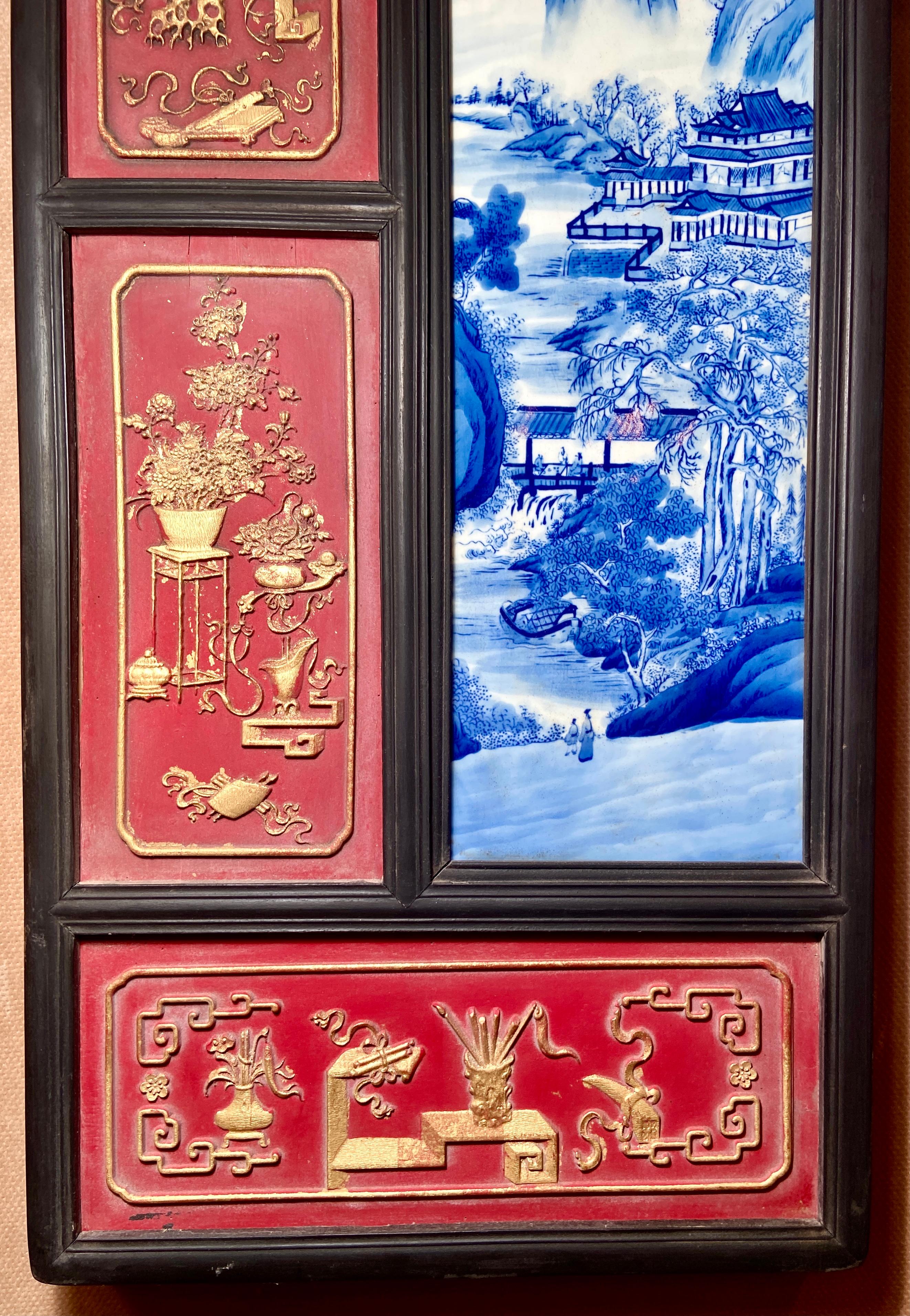 XIXe siècle Paire de panneaux muraux chinois anciens en porcelaine bleue et blanche et bois peint datant d'environ 1890 en vente