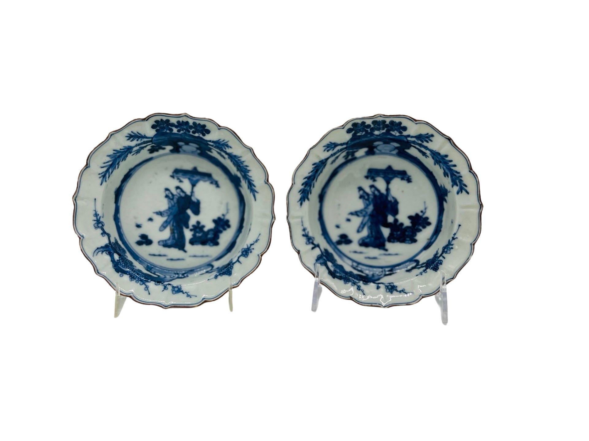 Exportation chinoise Paire d'anciennes assiettes de cabinet figuratives chinoises en porcelaine bleue et blanche en vente