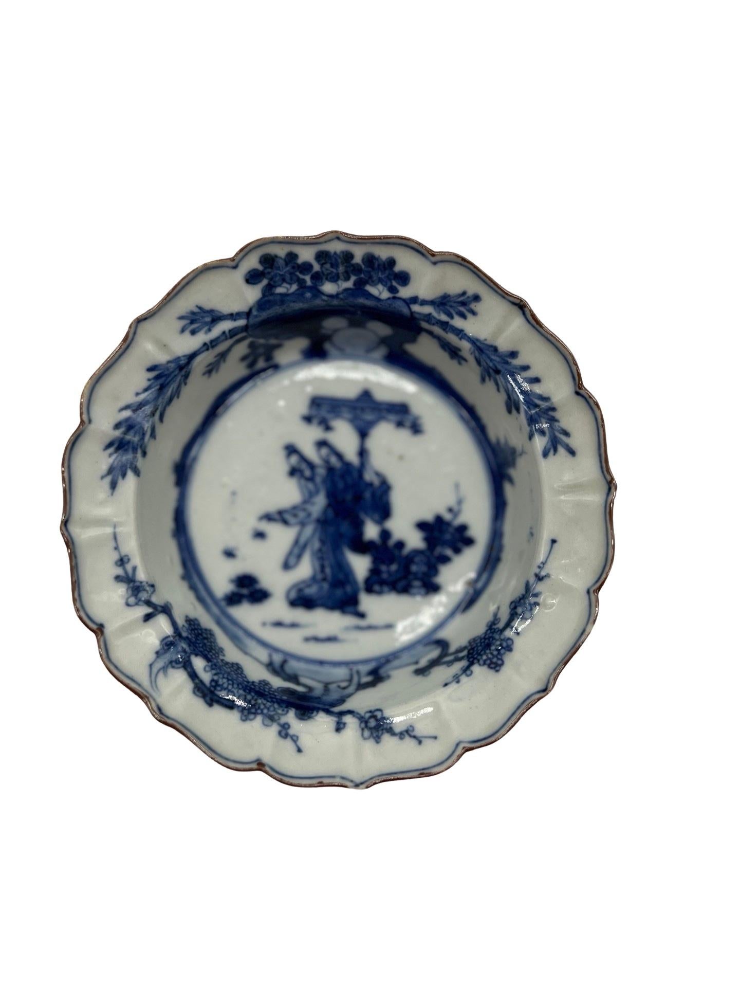 20ième siècle Paire d'anciennes assiettes de cabinet figuratives chinoises en porcelaine bleue et blanche en vente