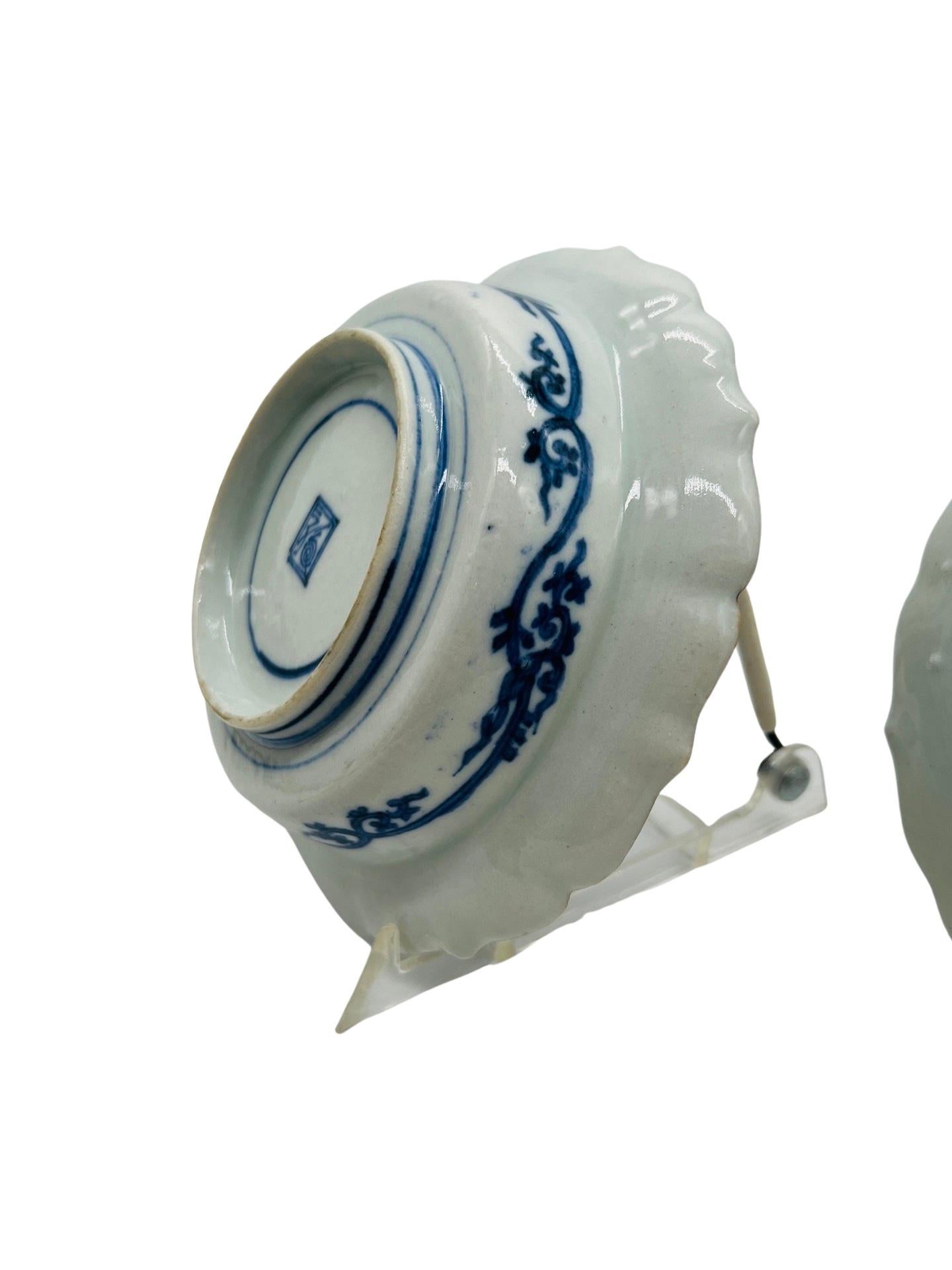 Porcelaine Paire d'anciennes assiettes de cabinet figuratives chinoises en porcelaine bleue et blanche en vente