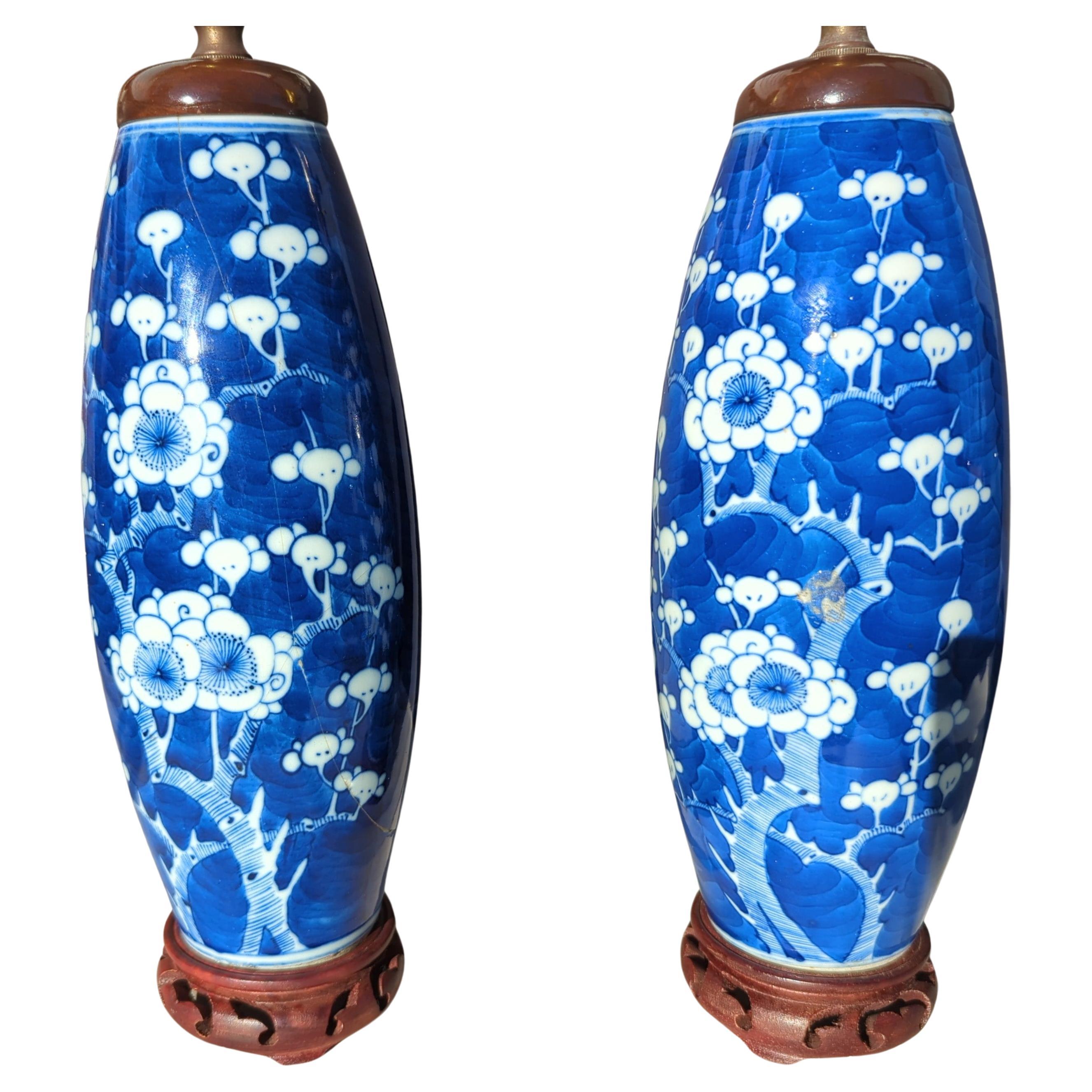 Paar antike chinesische blau-weiße Prunus-Blumenvasen-Tischlampen aus dem 19. Jahrhundert, frühe 20. Jahrhundert im Angebot 5