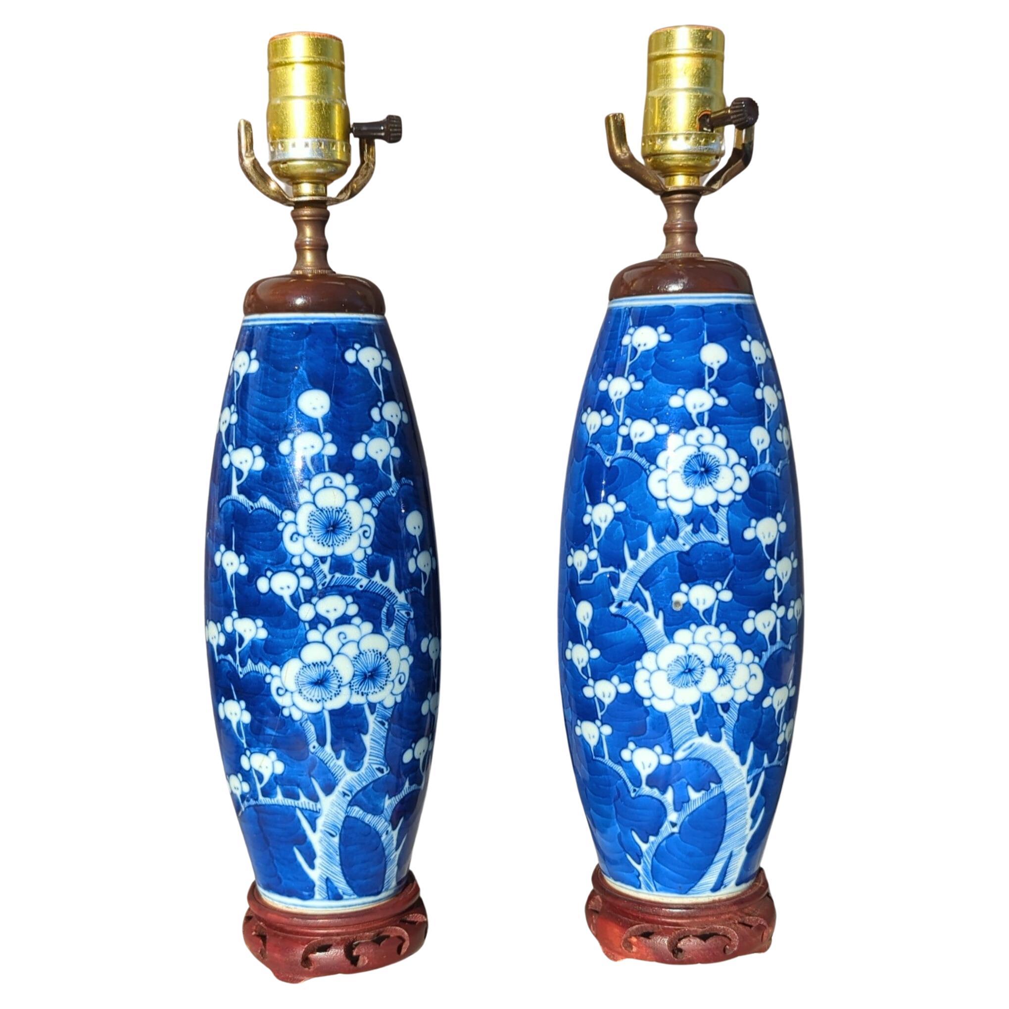 Paar antike chinesische blau-weiße Prunus-Blumenvasen-Tischlampen aus dem 19. Jahrhundert, frühe 20. Jahrhundert im Angebot 2