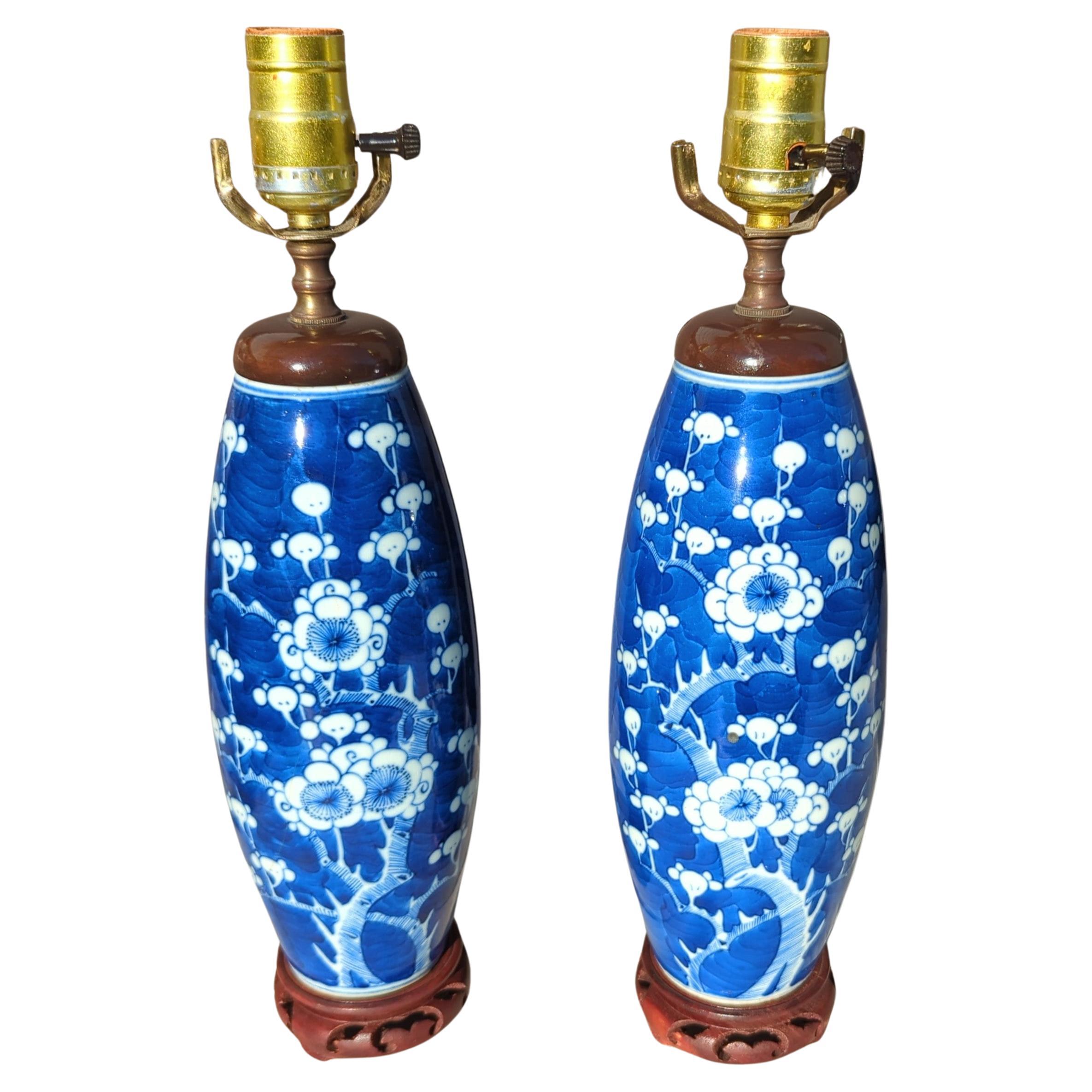 Paar antike chinesische blau-weiße Prunus-Blumenvasen-Tischlampen aus dem 19. Jahrhundert, frühe 20. Jahrhundert im Angebot 4