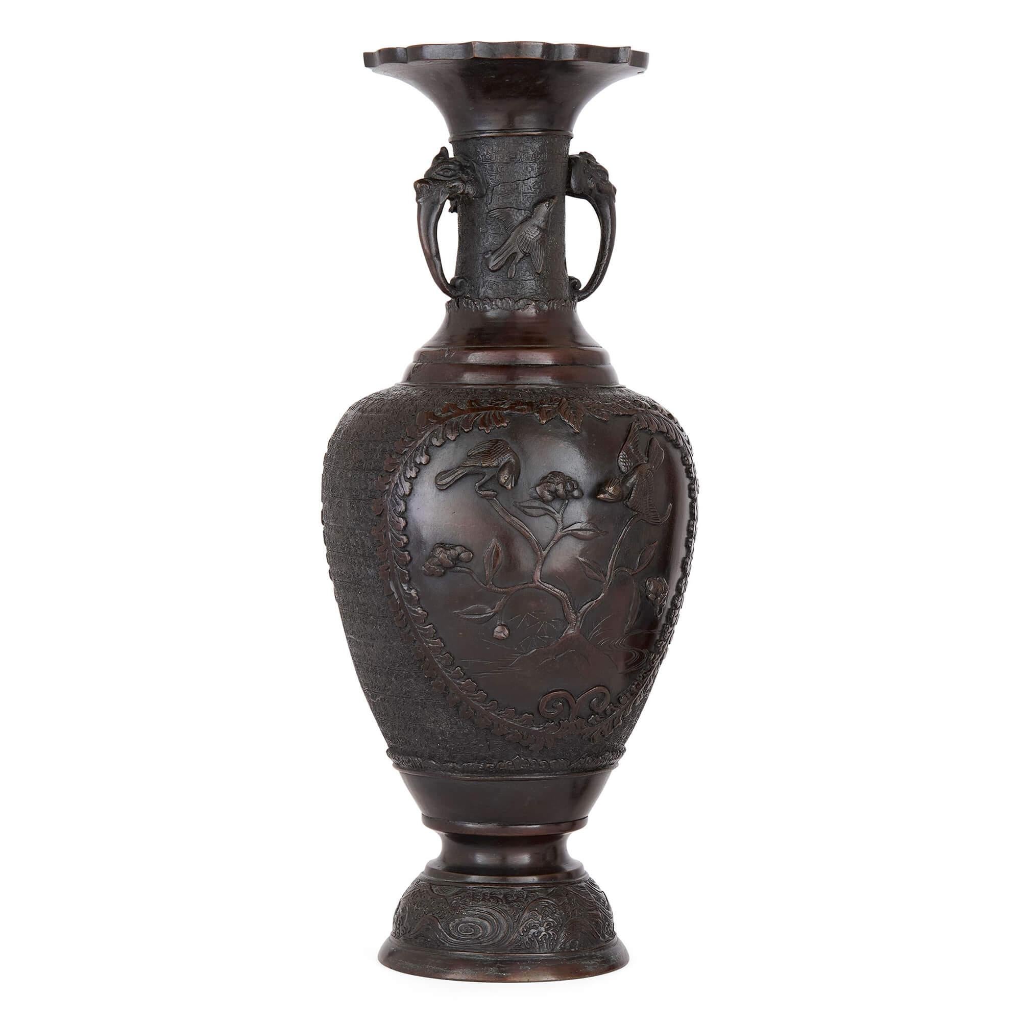 Exportation chinoise Paire de vases anciens en bronze brun de Chine Motifs floraux d'oiseaux en relief Animaux en vente