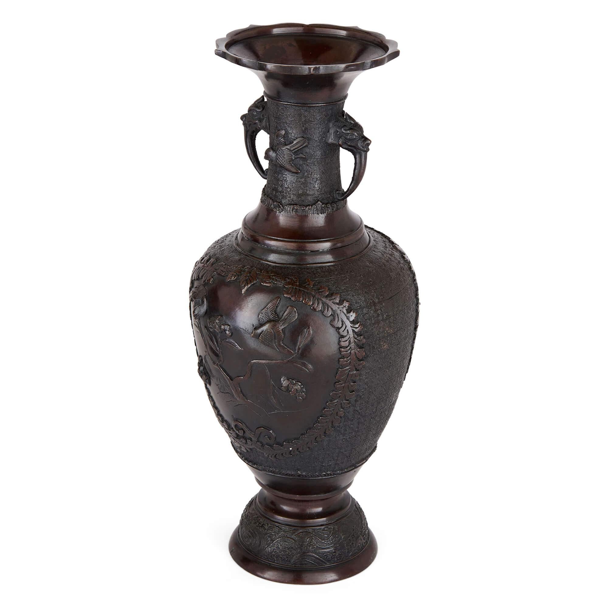 Chinois Paire de vases anciens en bronze brun de Chine Motifs floraux d'oiseaux en relief Animaux en vente