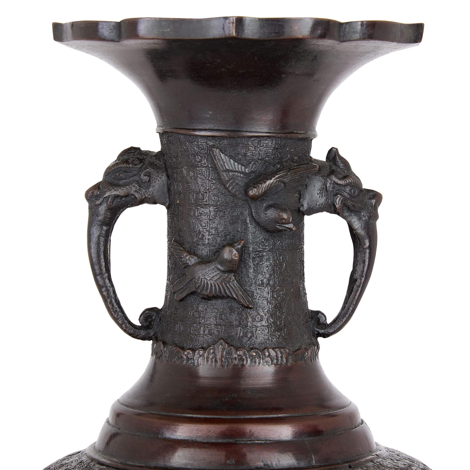 Patiné Paire de vases anciens en bronze brun de Chine Motifs floraux d'oiseaux en relief Animaux en vente