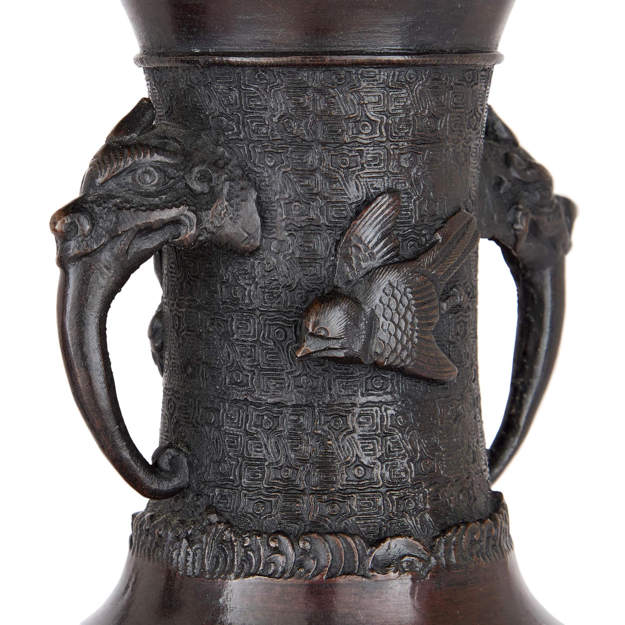 Paire de vases anciens en bronze brun de Chine Motifs floraux d'oiseaux en relief Animaux Bon état - En vente à London, GB