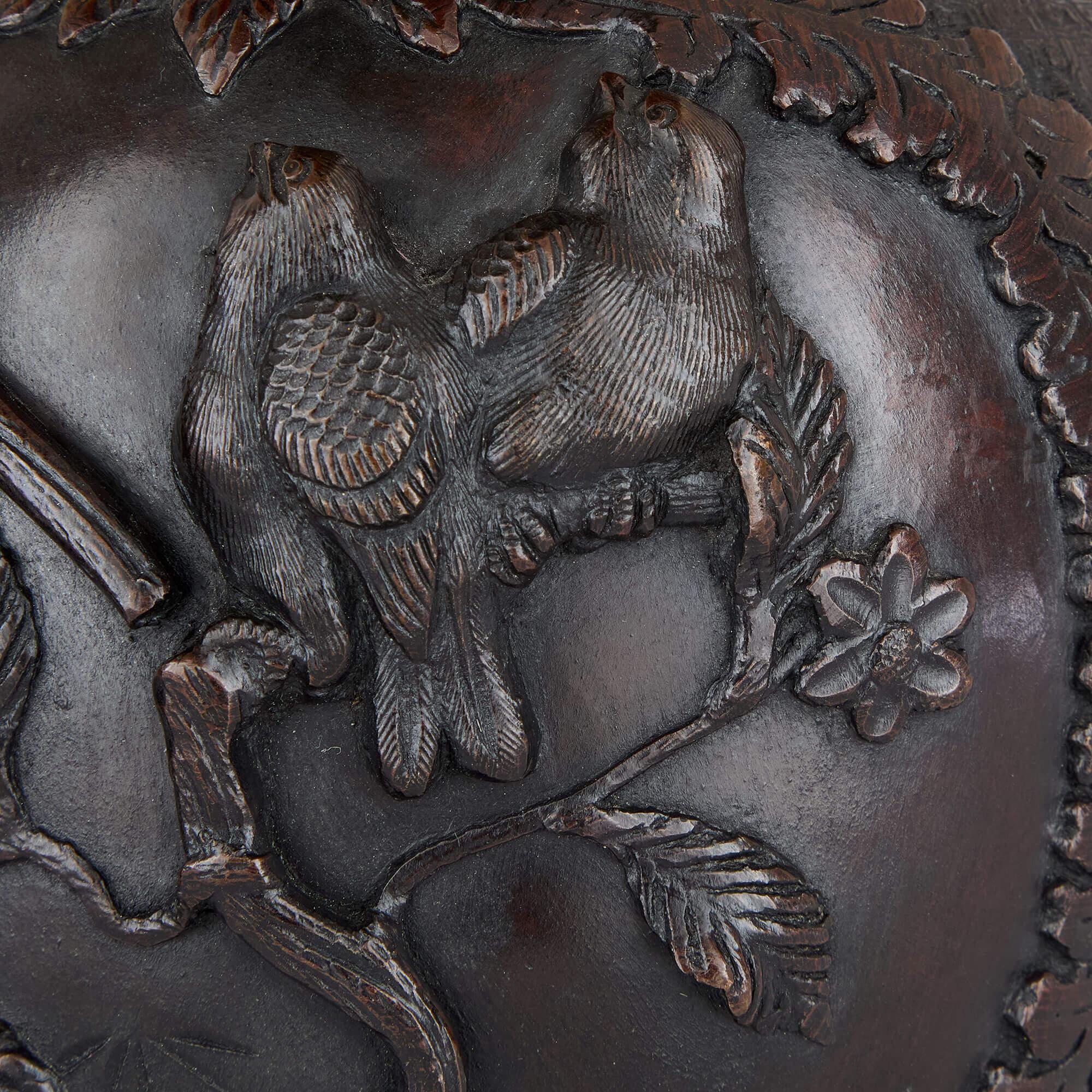 Début du 20ème siècle Paire de vases anciens en bronze brun de Chine Motifs floraux d'oiseaux en relief Animaux en vente