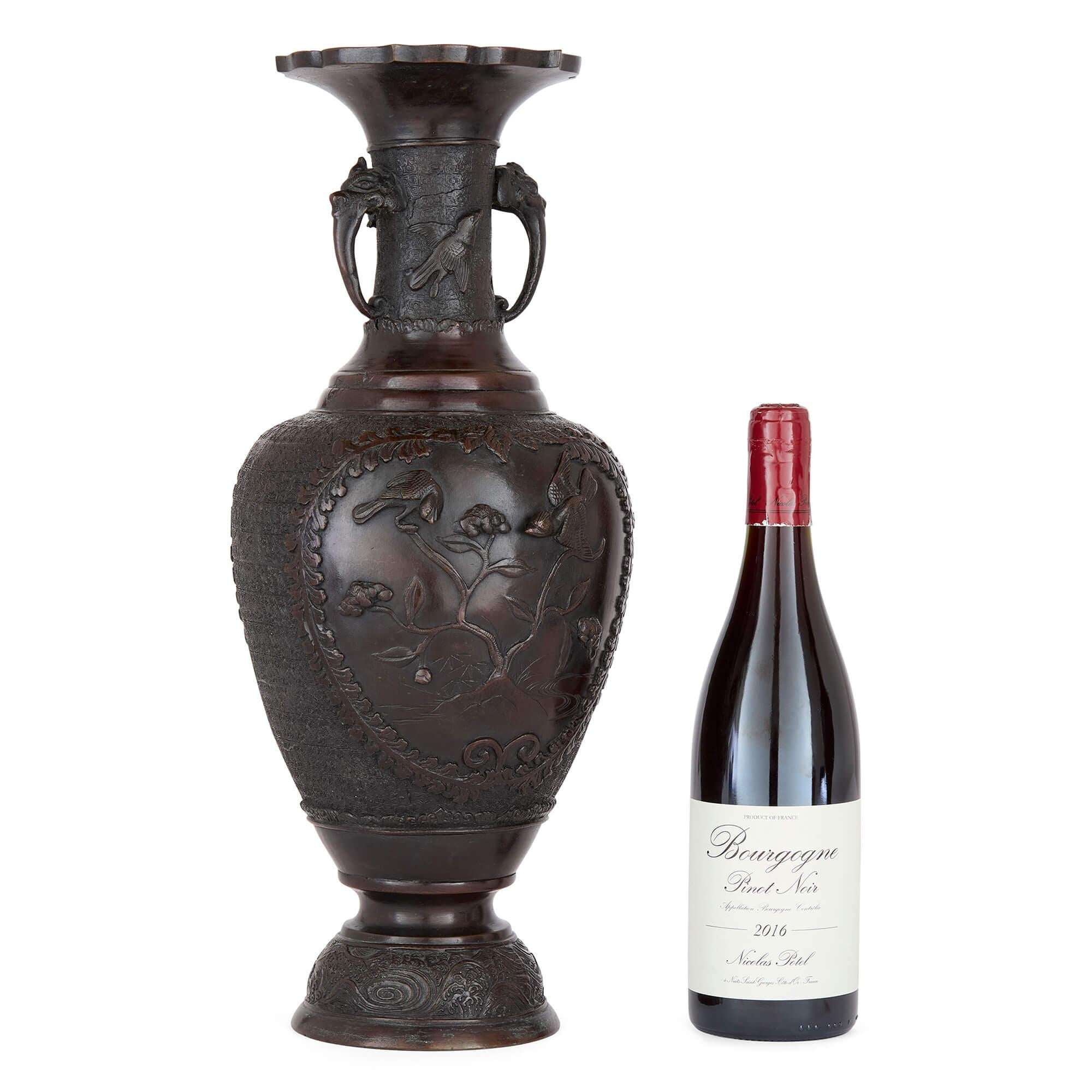 Paire de vases anciens en bronze brun de Chine Motifs floraux d'oiseaux en relief Animaux en vente 1