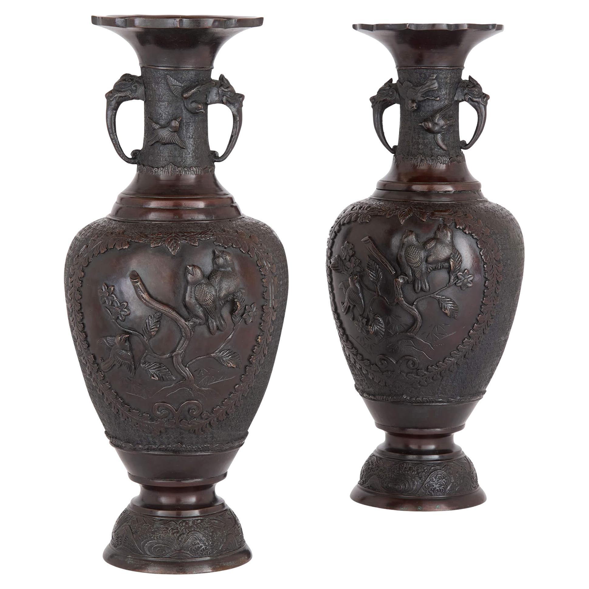 Paire de vases anciens en bronze brun de Chine Motifs floraux d'oiseaux en relief Animaux