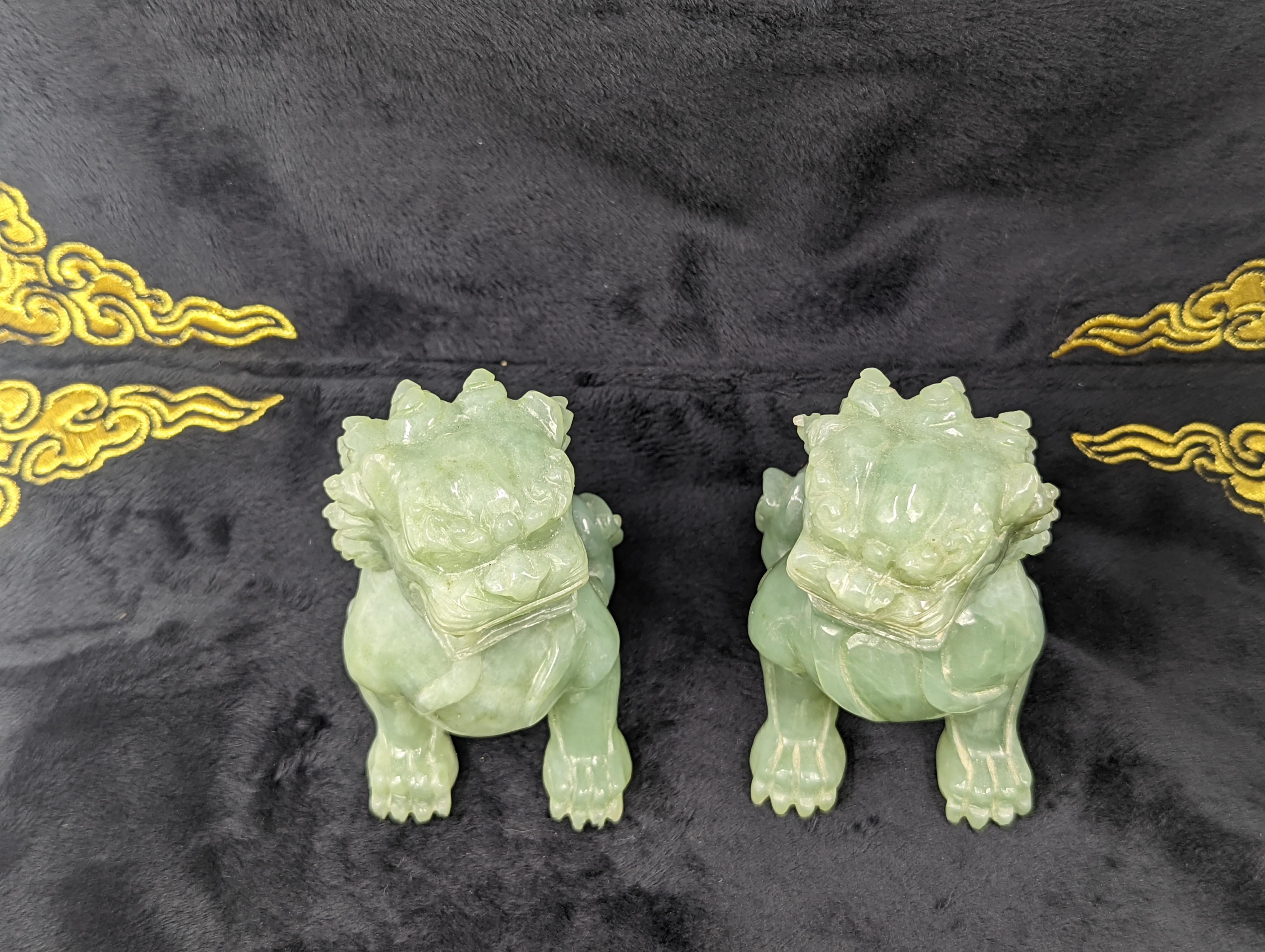 20ième siècle Paire de lions gardiens chinois anciens en jade céladon sculpté ROC Début du 20e siècle en vente