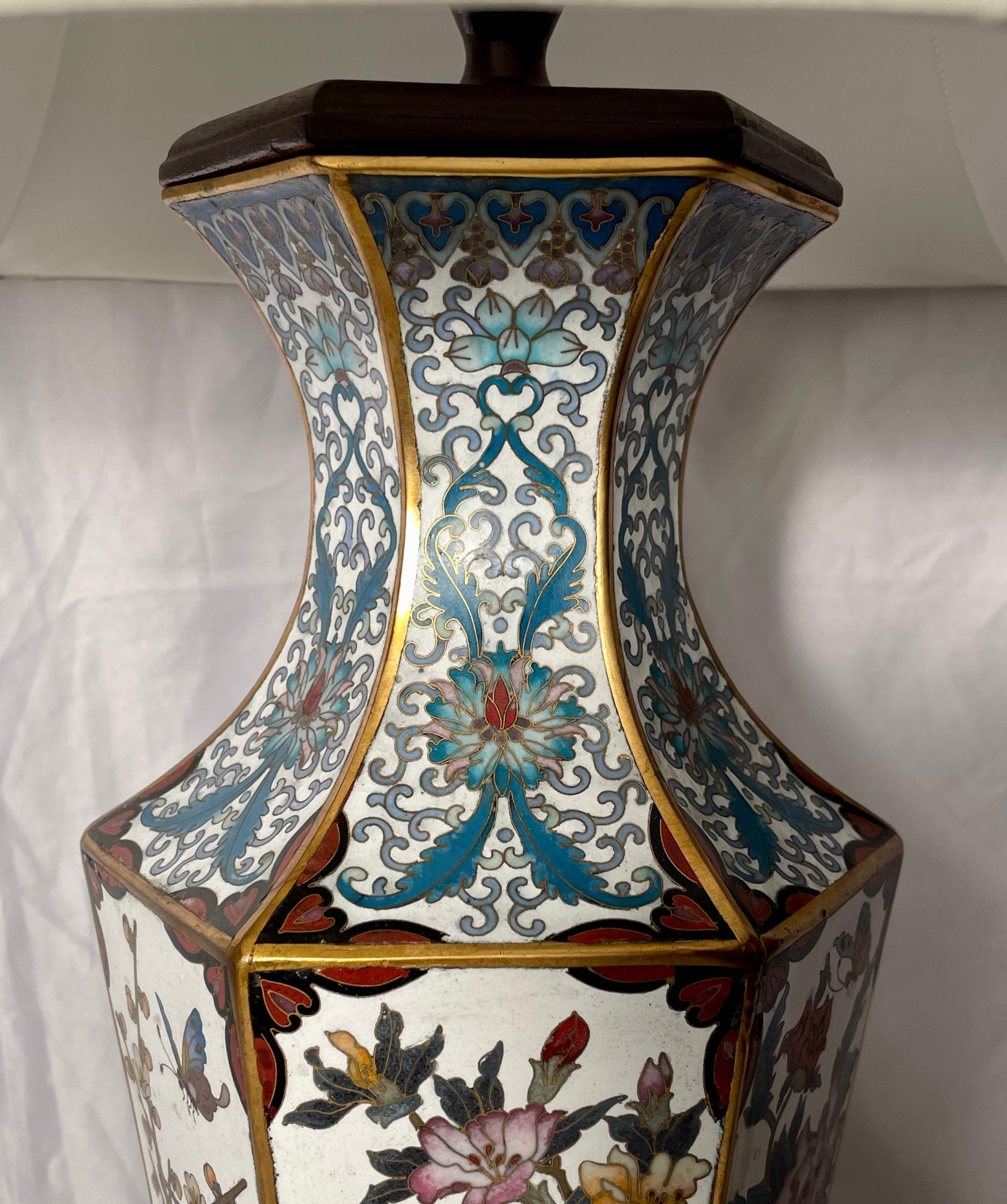 Chinois Paire de lampes hexagonales anciennes en porcelaine cloisonnée chinoise, vers 1910-1920 en vente