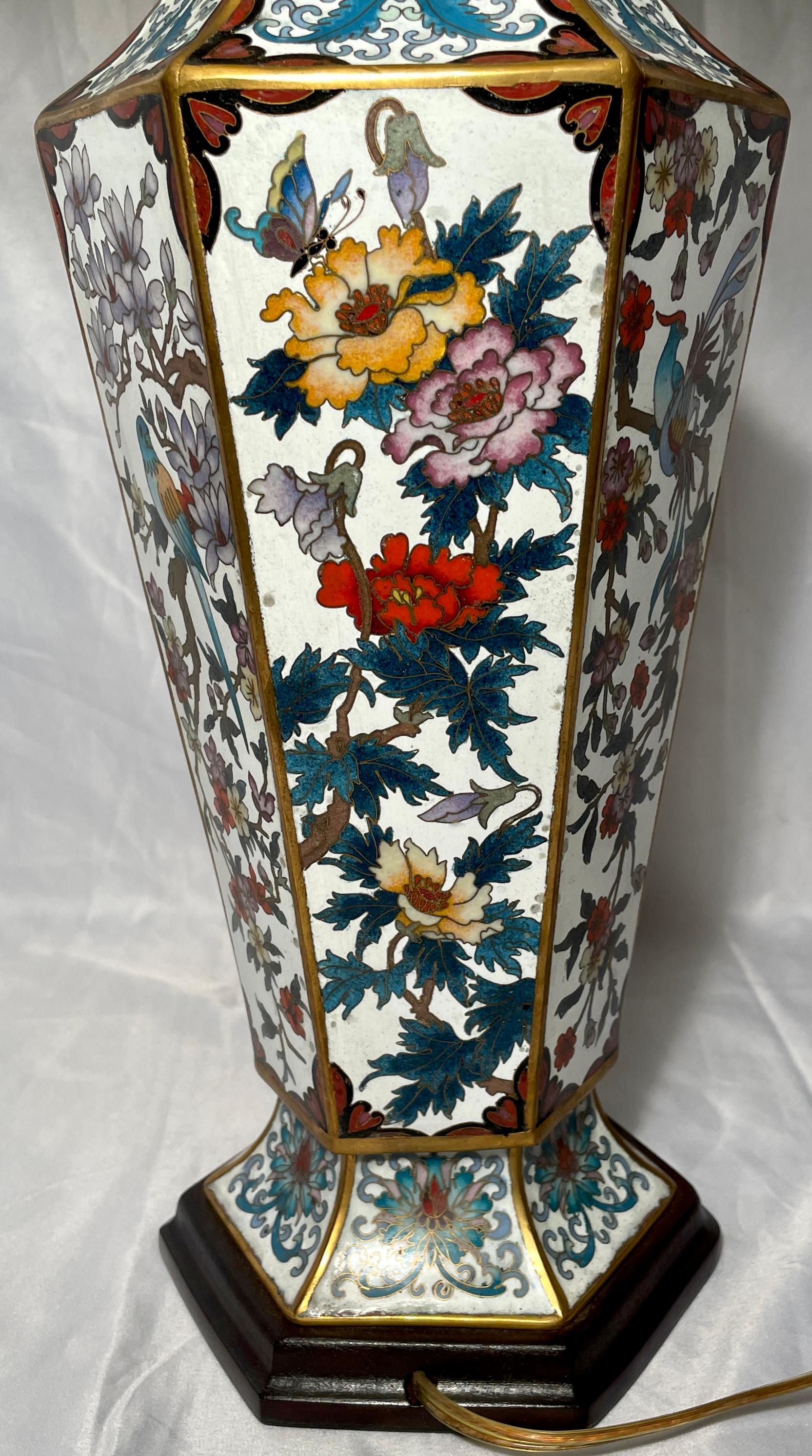 Porcelaine Paire de lampes hexagonales anciennes en porcelaine cloisonnée chinoise, vers 1910-1920 en vente