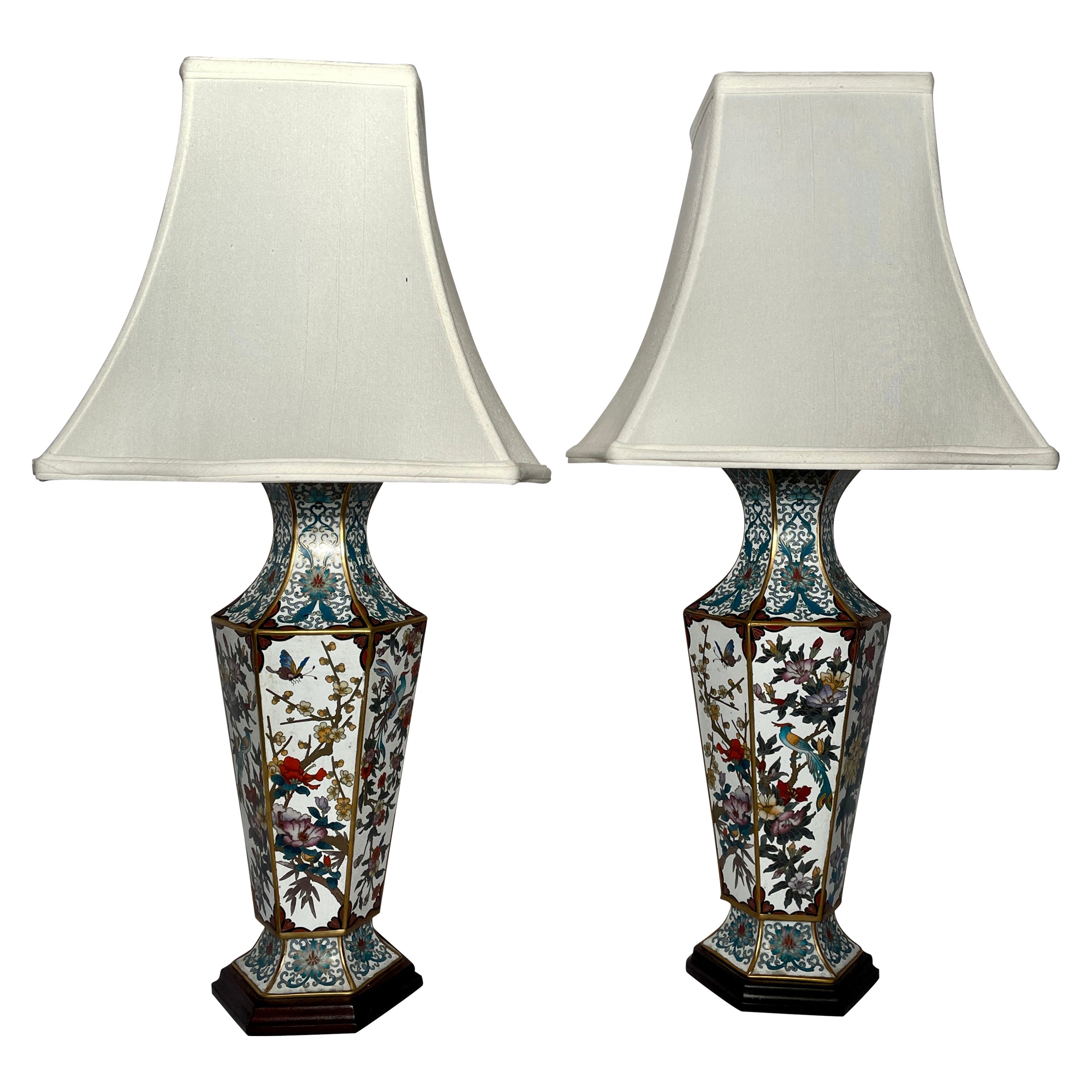 Pareja de antiguas lámparas hexagonales chinas de porcelana cloisonné, circa 1910-1920 en venta