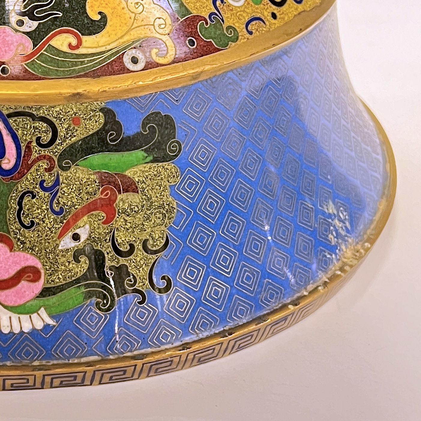 Paar antike chinesische Cloisonné-Vasen  im Angebot 7