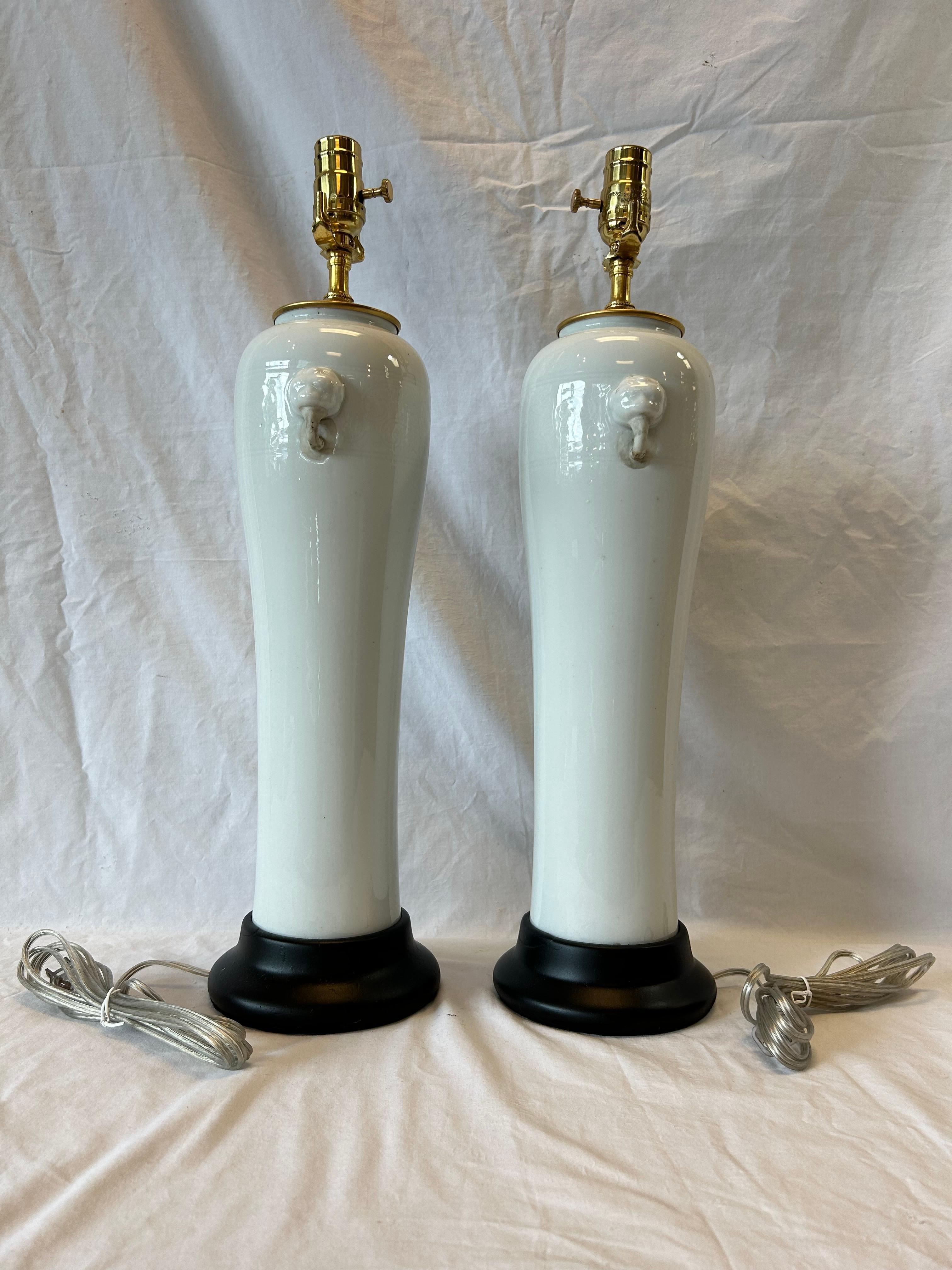 Pair Antique Chinese Dehua Table Lamps in White Blanc de Chine Style Black Bases For Sale 4