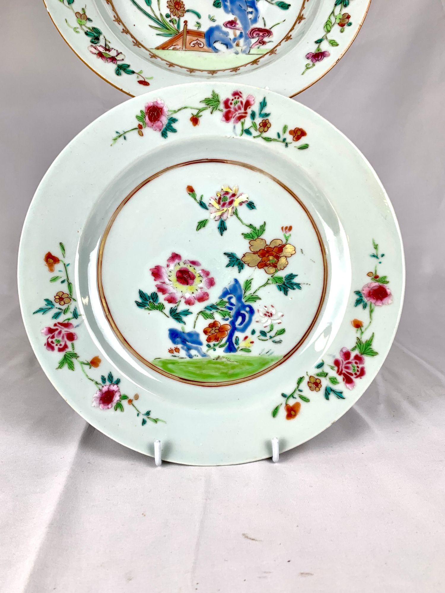 Ces deux assiettes en porcelaine d'exportation chinoise ont été peintes à la main dans la palette de la famille rose vers 1770.
Chaque assiette offre sa propre interprétation exubérante de la beauté florale, capturant l'esprit de la porcelaine de la
