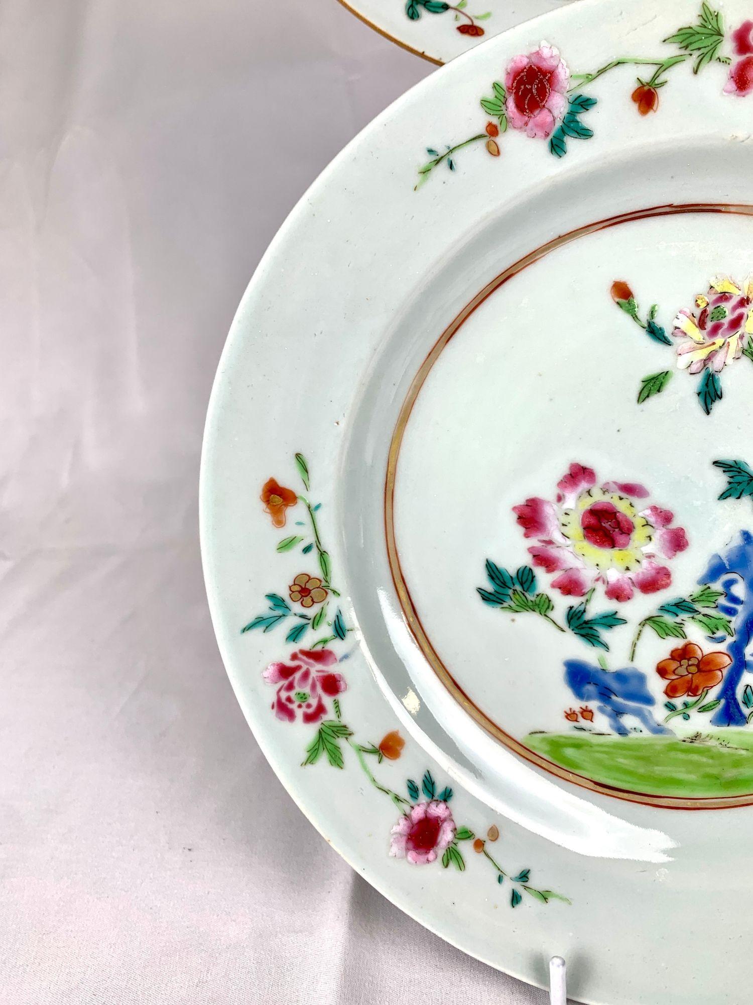 Chinois Paire d'anciennes assiettes en porcelaine d'exportation chinoise Famille Rose peinte à la main Ca. 1770 en vente