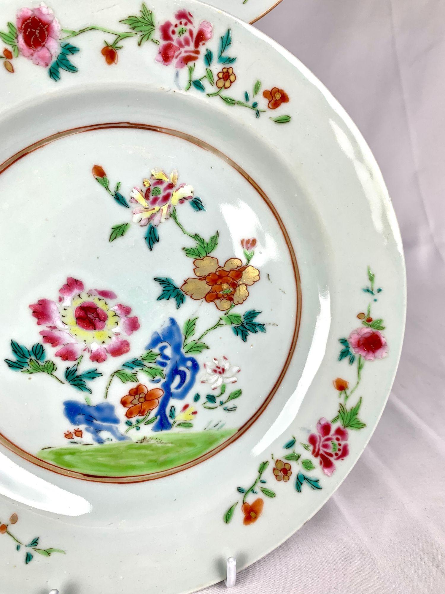 Peint à la main Paire d'anciennes assiettes en porcelaine d'exportation chinoise Famille Rose peinte à la main Ca. 1770 en vente