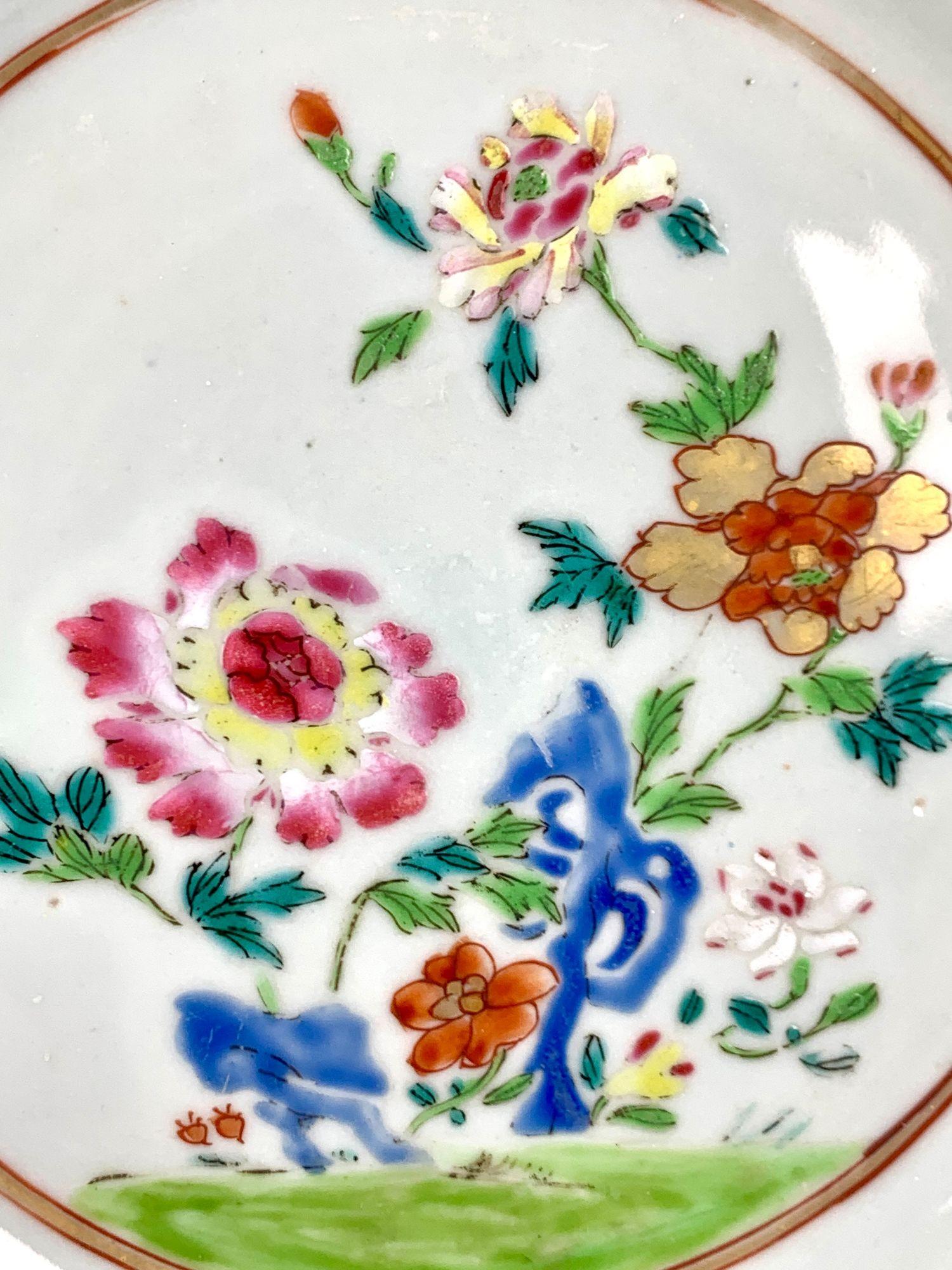 Paire d'anciennes assiettes en porcelaine d'exportation chinoise Famille Rose peinte à la main Ca. 1770 Excellent état - En vente à Katonah, NY
