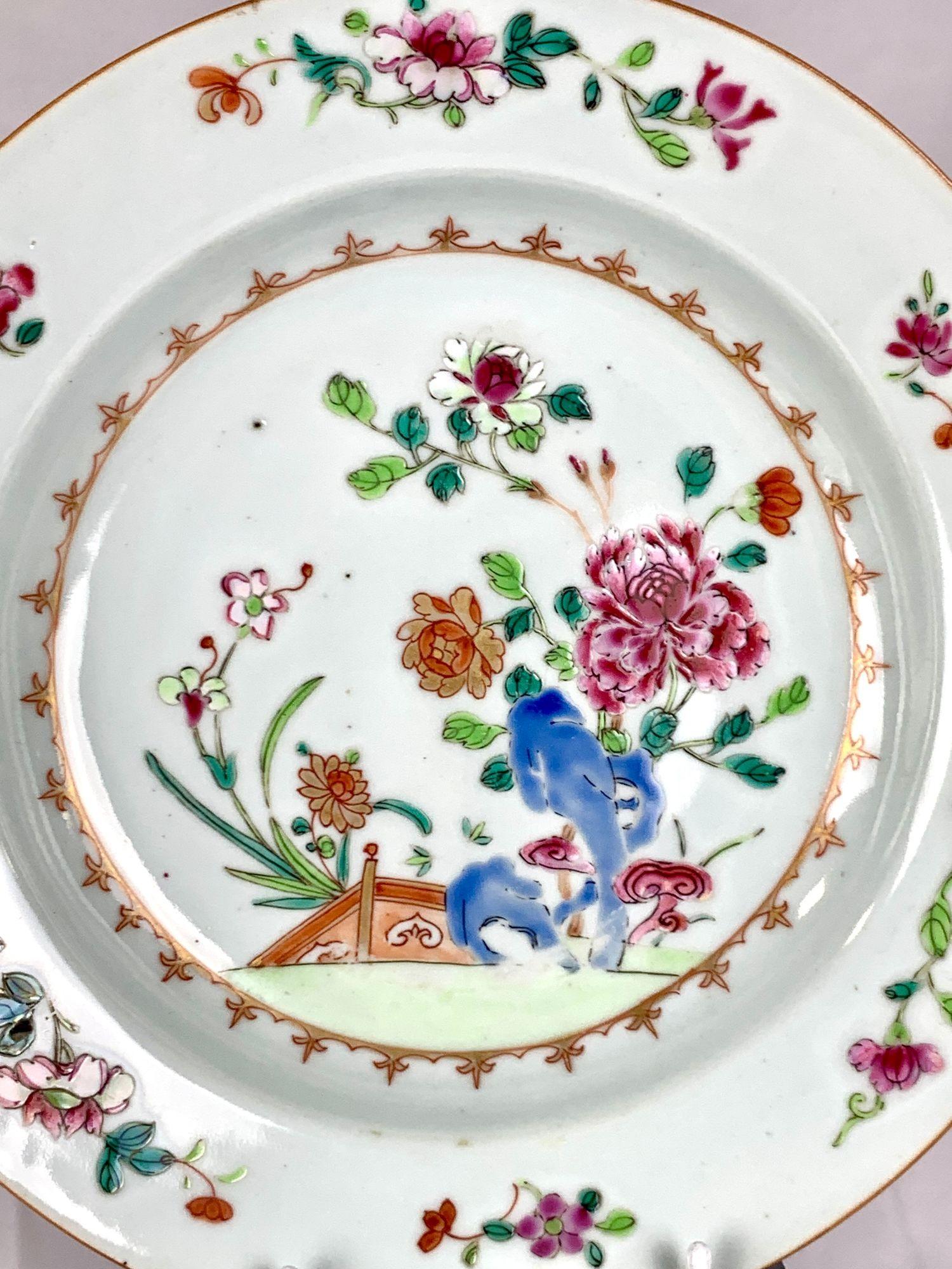 Fin du XVIIIe siècle Paire d'anciennes assiettes en porcelaine d'exportation chinoise Famille Rose peinte à la main Ca. 1770 en vente