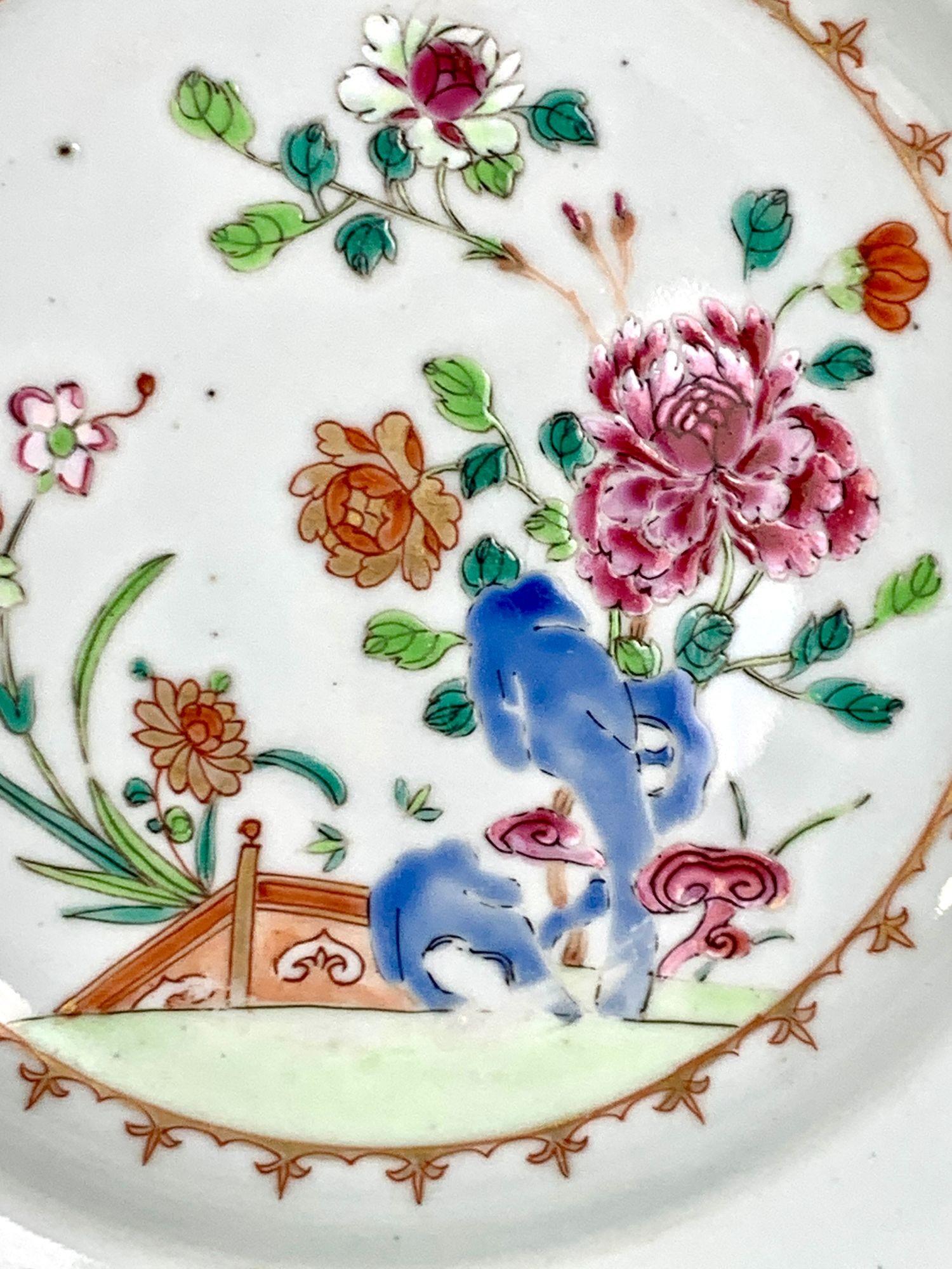 Porcelaine Paire d'anciennes assiettes en porcelaine d'exportation chinoise Famille Rose peinte à la main Ca. 1770 en vente