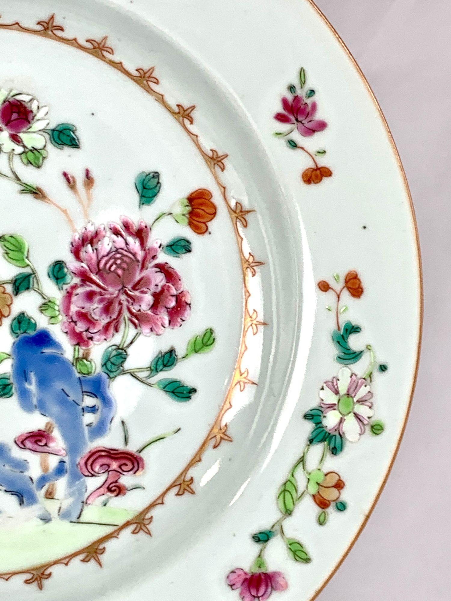 Paire d'anciennes assiettes en porcelaine d'exportation chinoise Famille Rose peinte à la main Ca. 1770 en vente 1